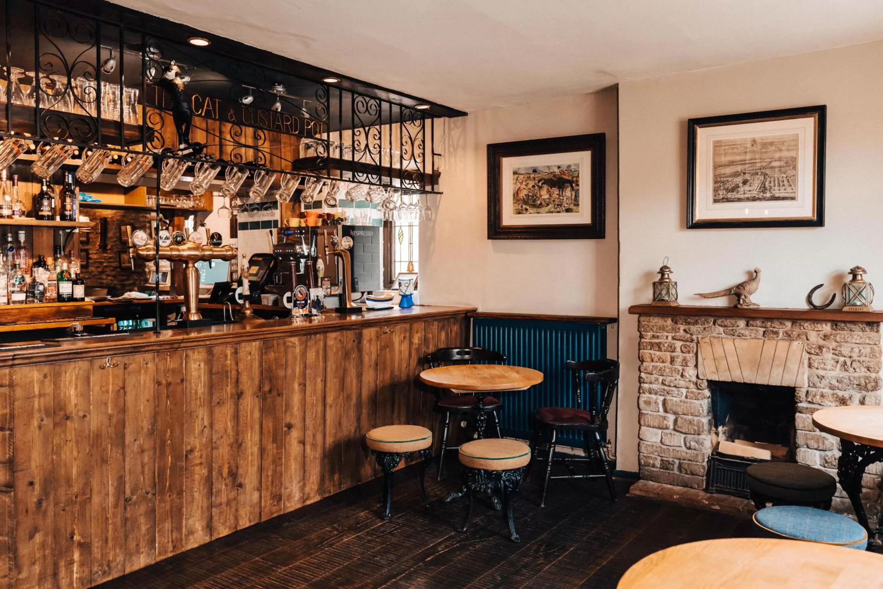 Lounge or bar in Cat and Custard Pot Inn