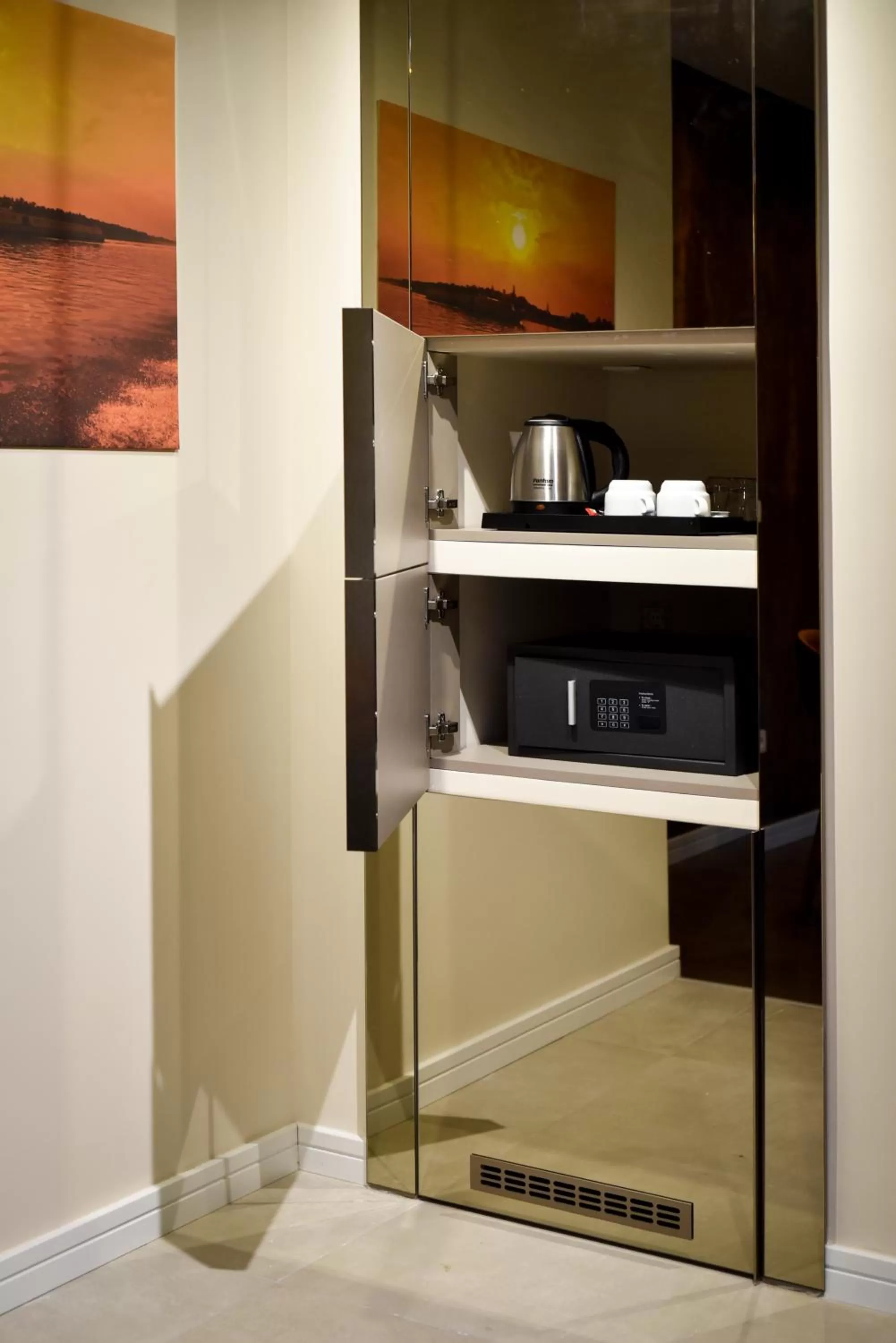 Coffee/tea facilities, Kitchen/Kitchenette in Hotel LoRa