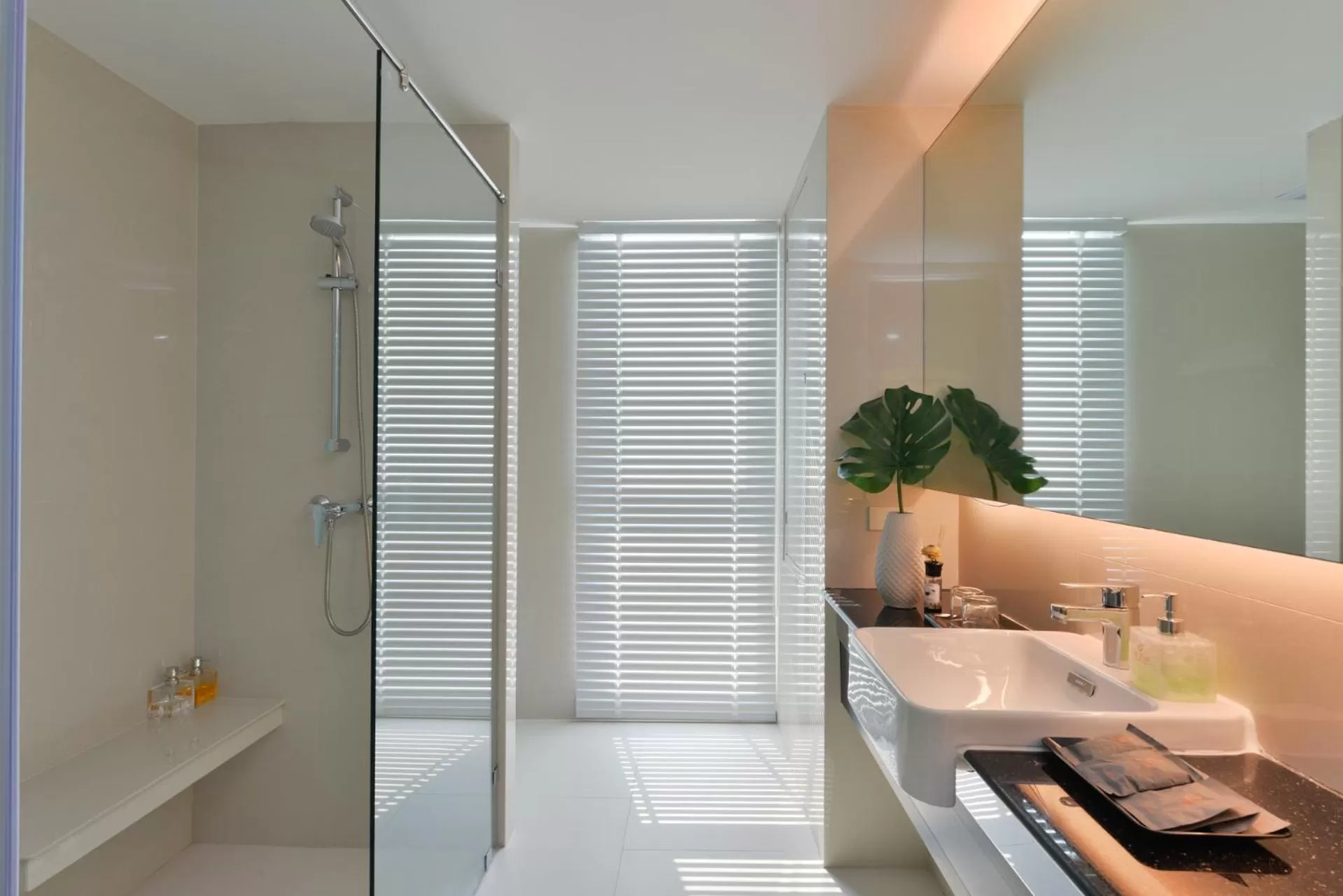 Bathroom in Le D'Tel Bangkok