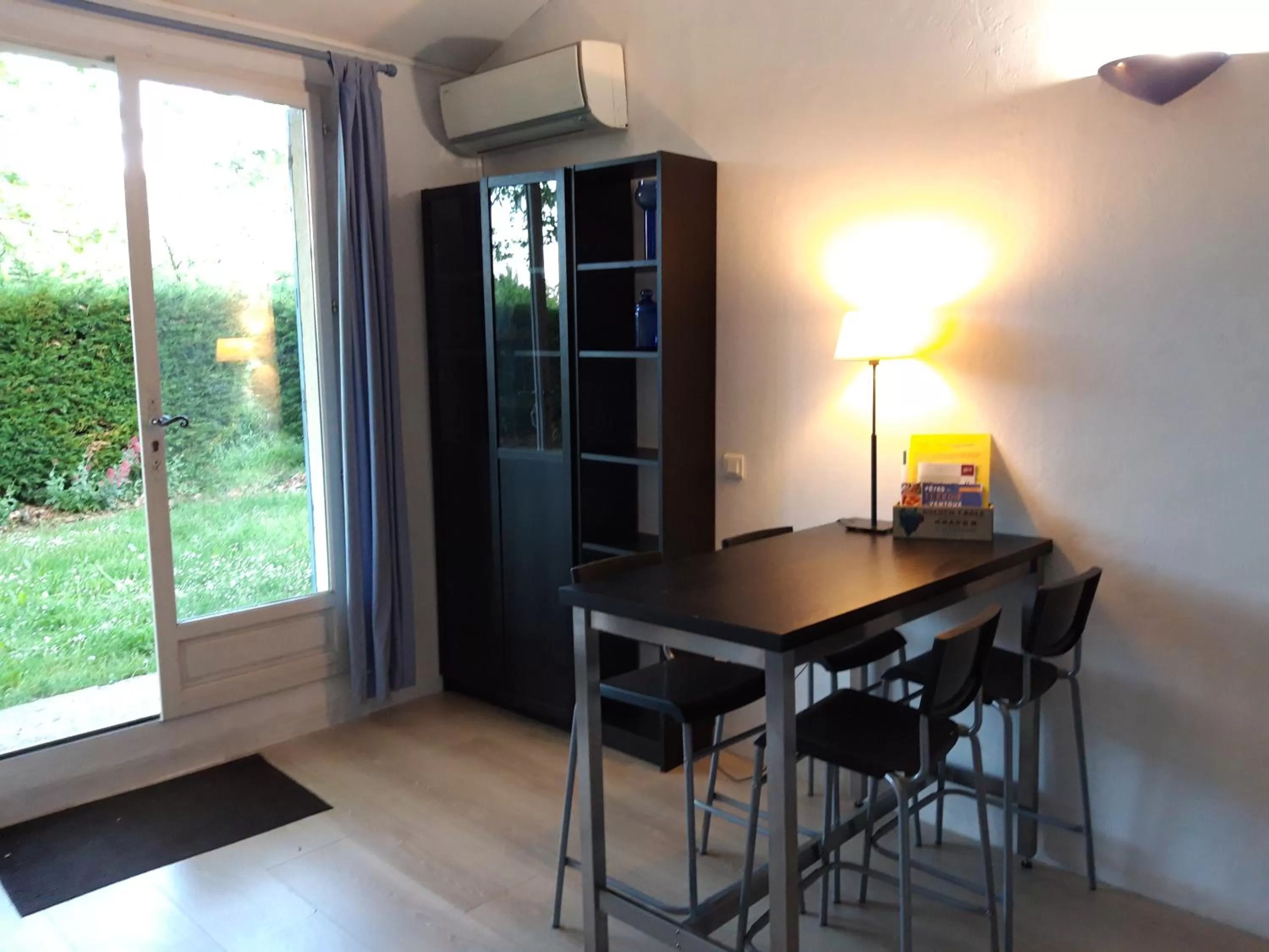 Photo of the whole room in Chambres d'Hôtes Aux Tournesols