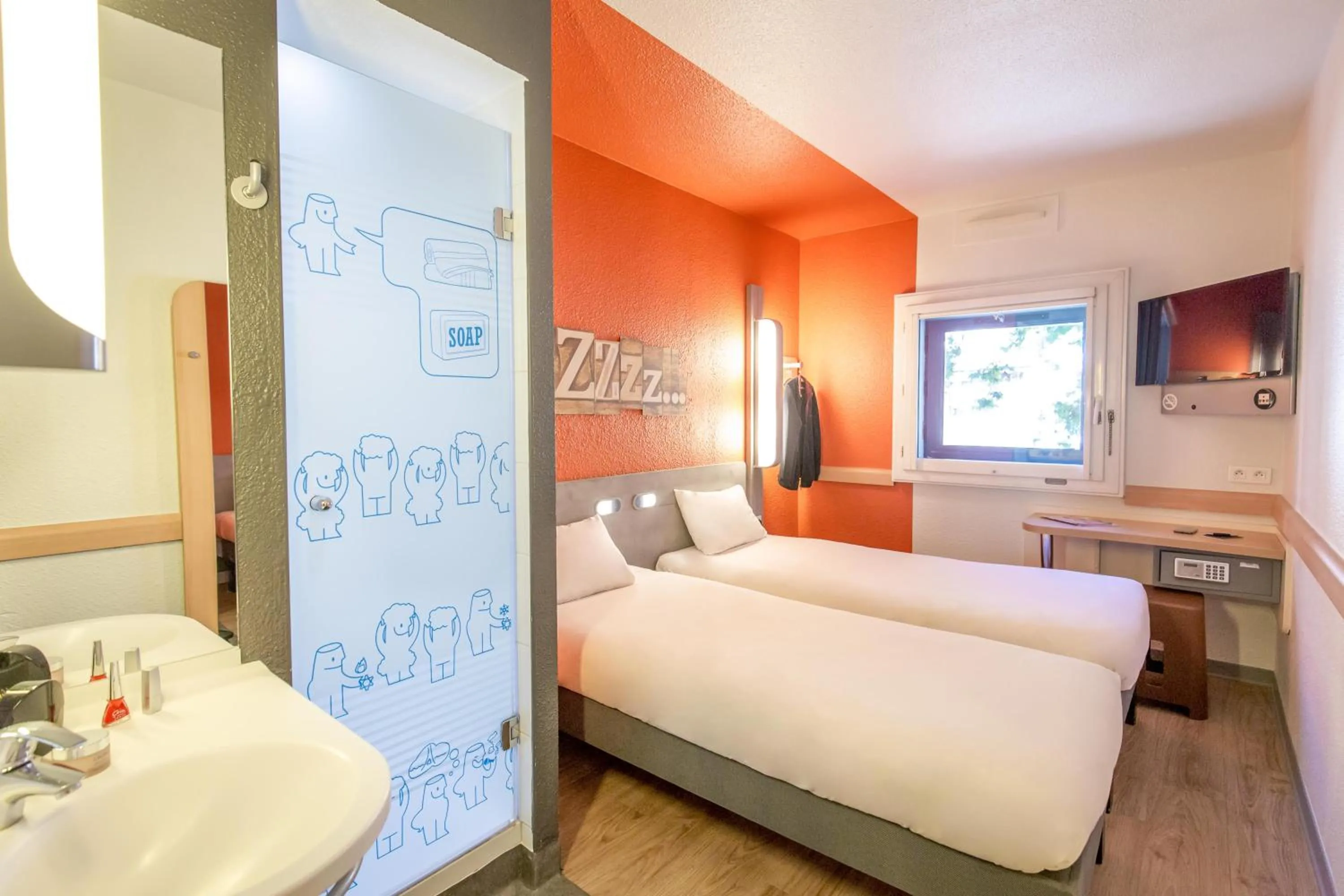 Bedroom, Bed in Ibis Budget Marseille Timone