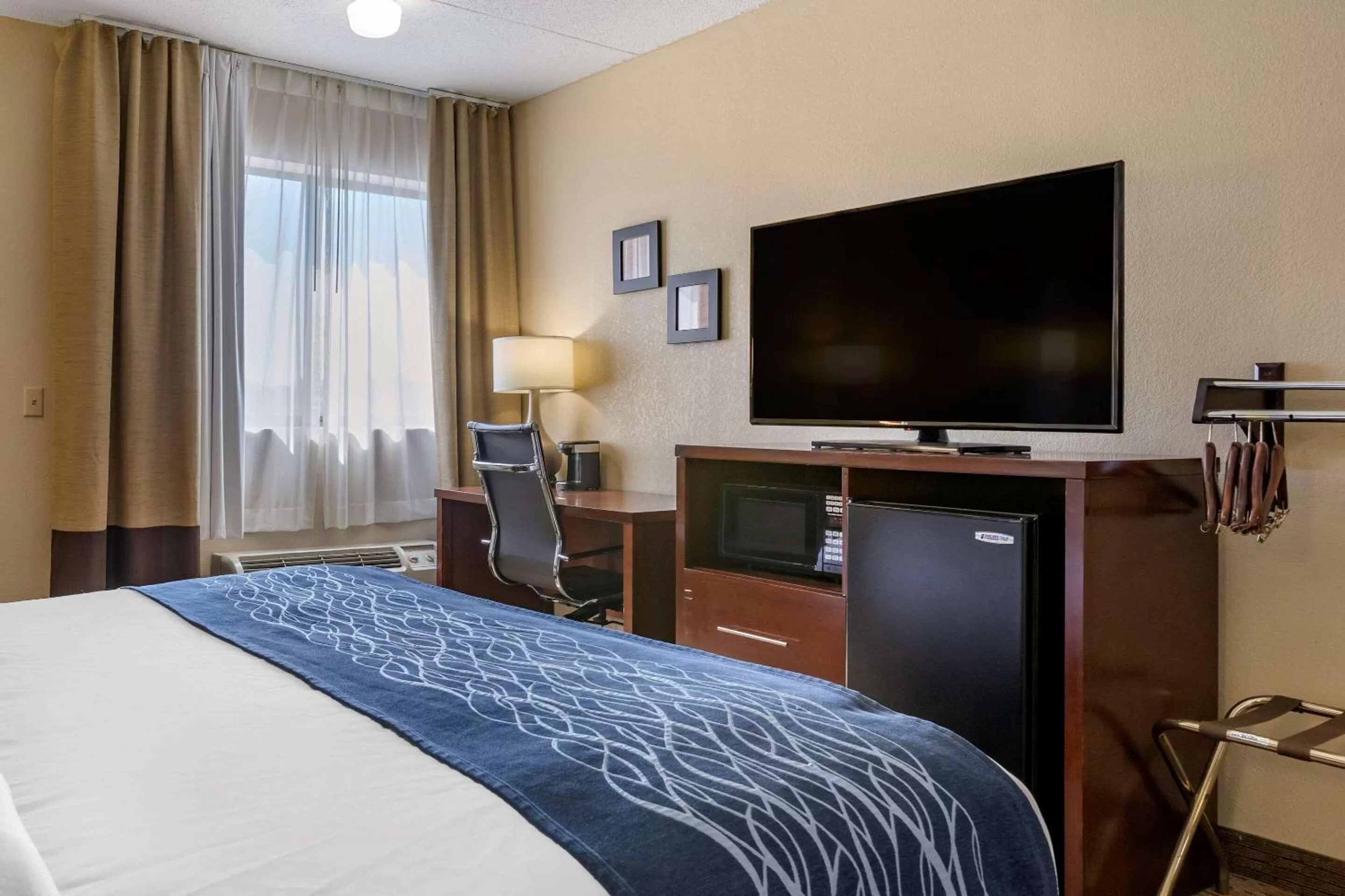 Photo of the whole room, Bed in Comfort Inn Warren - Detroit North