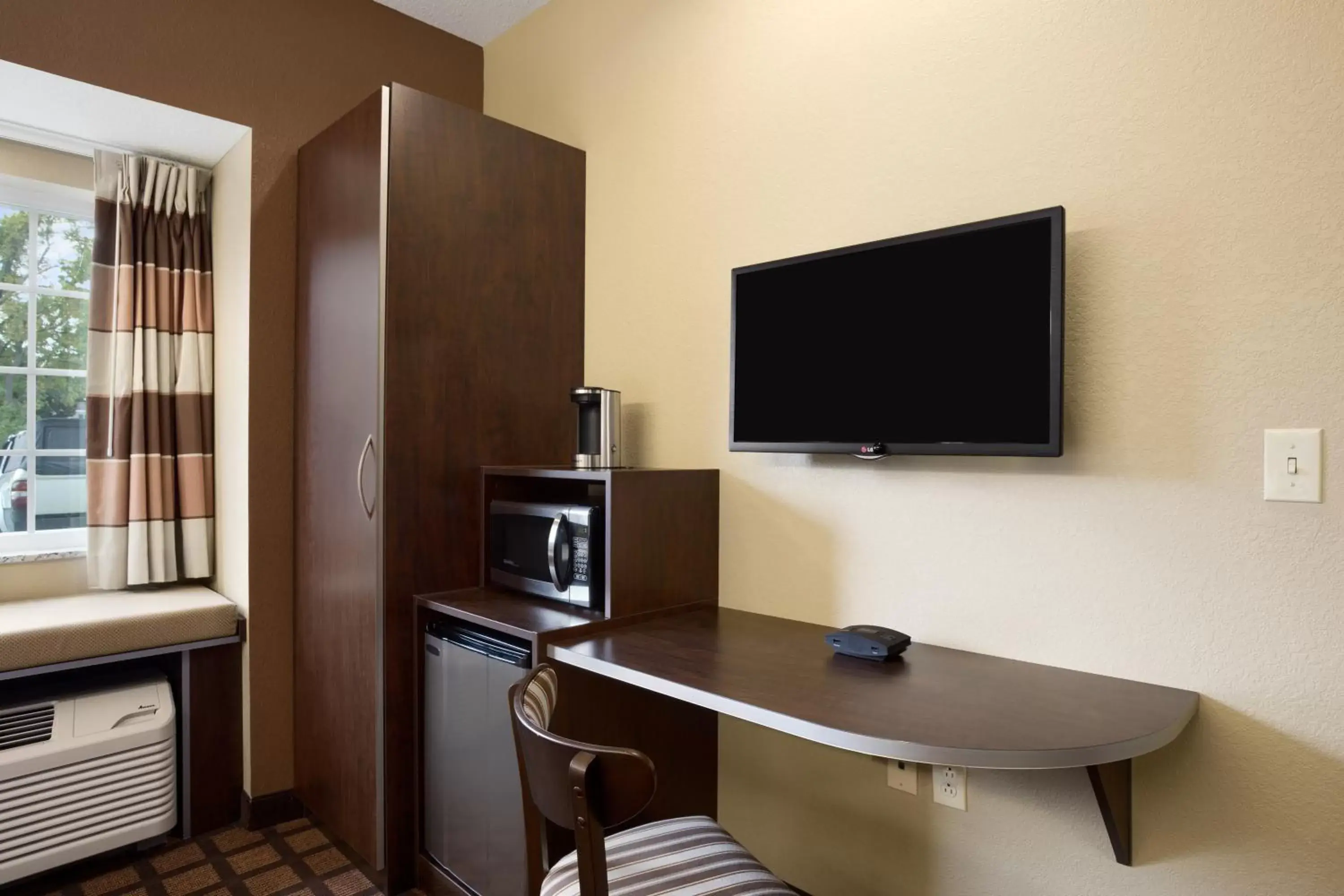 Queen Room with Two Queen Beds and Roll-In Shower - Mobility/Hearing Accessible - Non-Smoking in Microtel Inn & Suites by Wyndham Williston Queen Room with Two Queen Beds and Roll-In Shower - Mobility/Hearing Accessible - Non-Smoking in Microtel Inn & Suites by Wyndham Williston