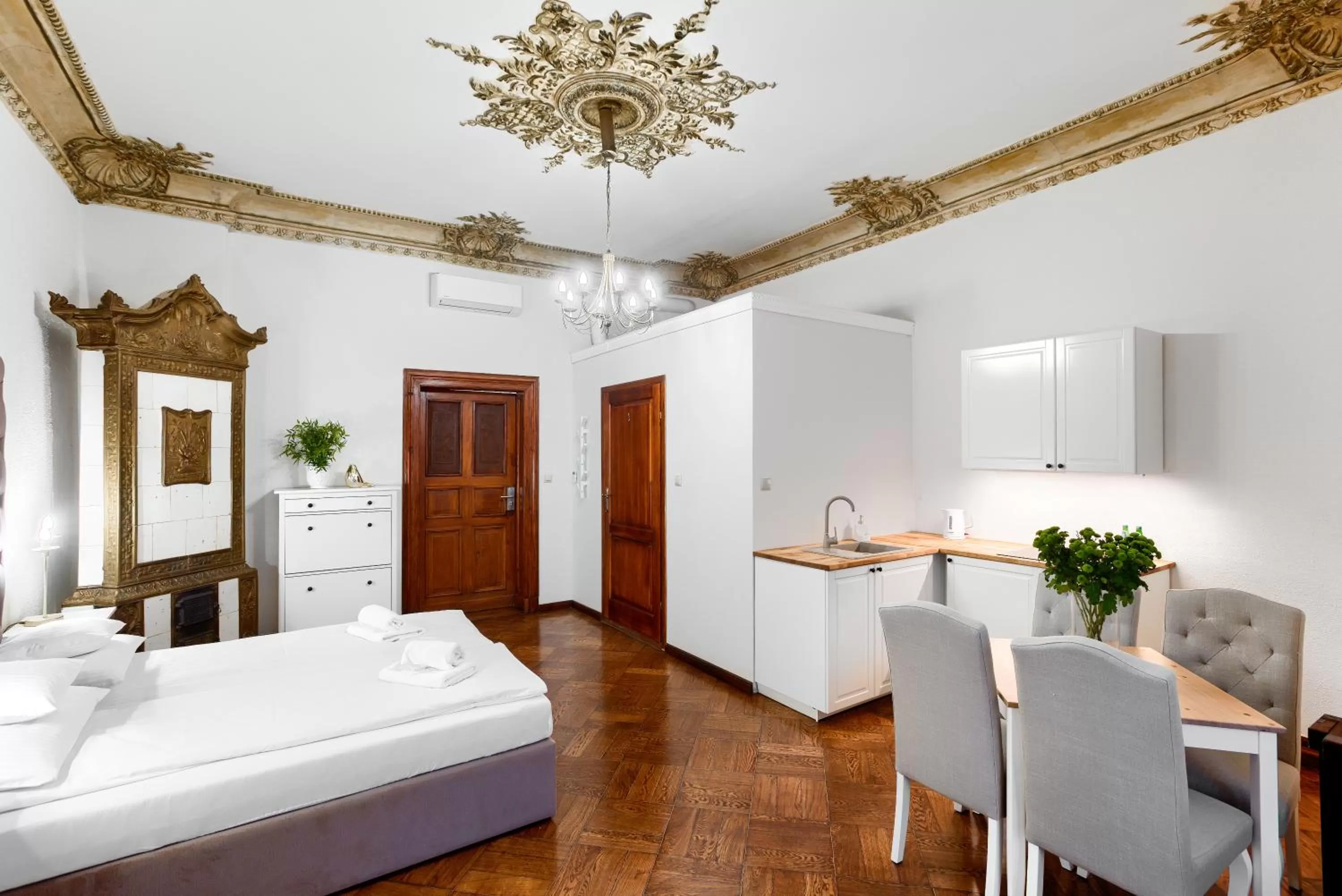 Kitchen or kitchenette, Bed in Aparthotel 1899