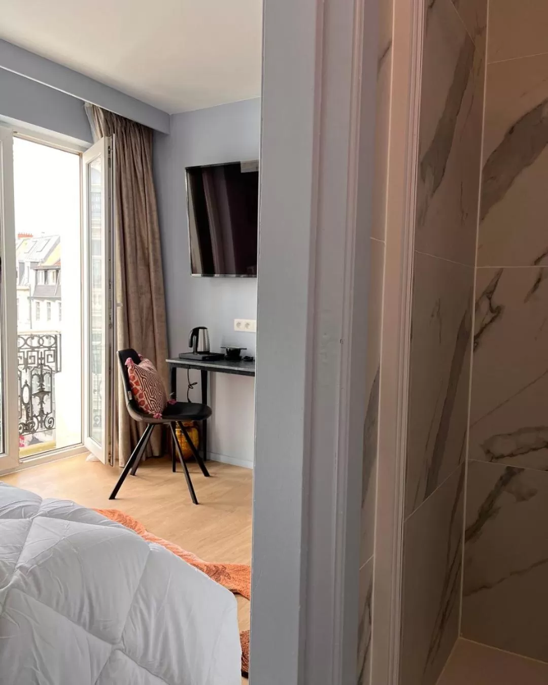 TV and multimedia, Bed in Hôtel La Pièce