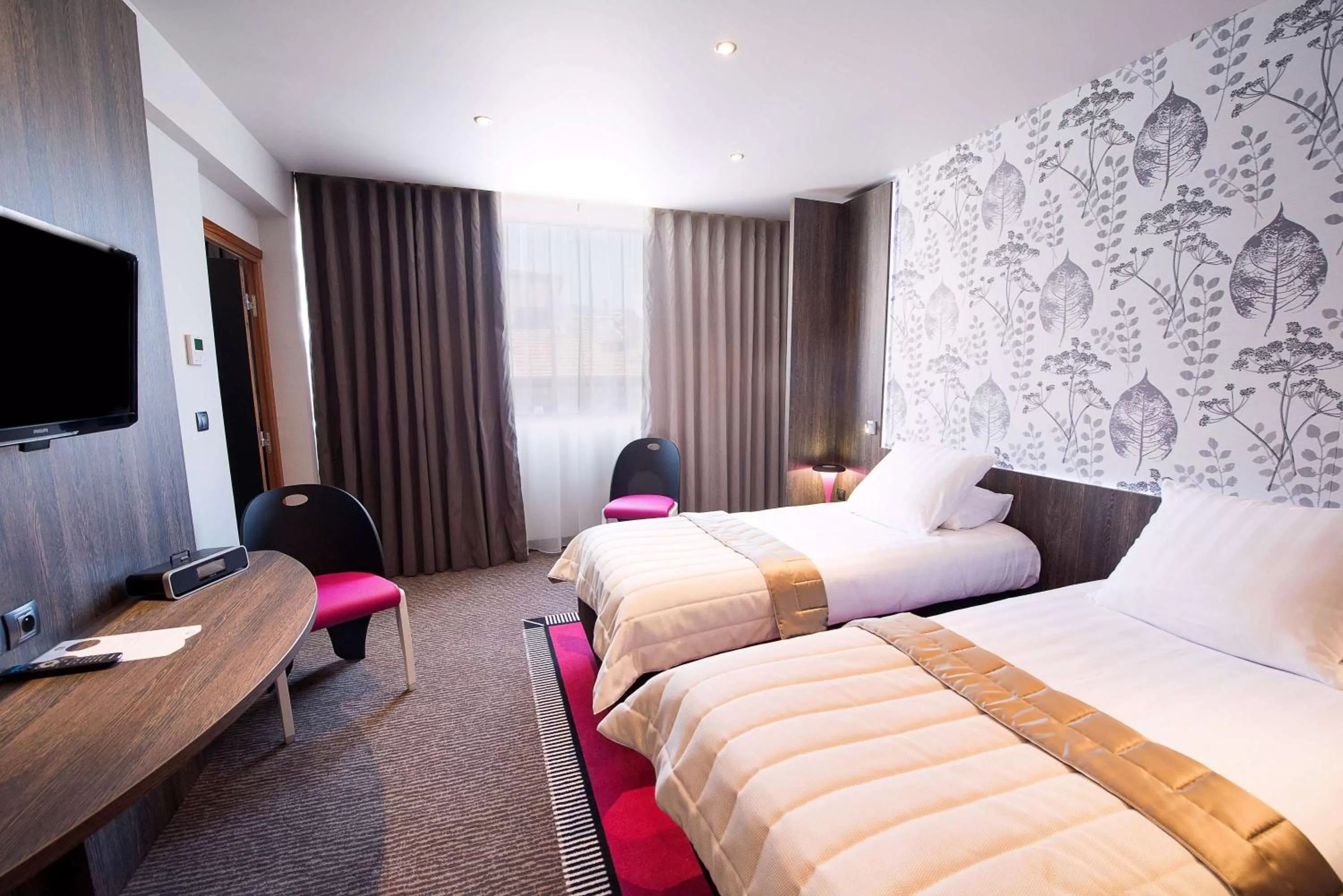 Bed in Best Western Premier Le Patio des Artistes Wellness Jacuzzi