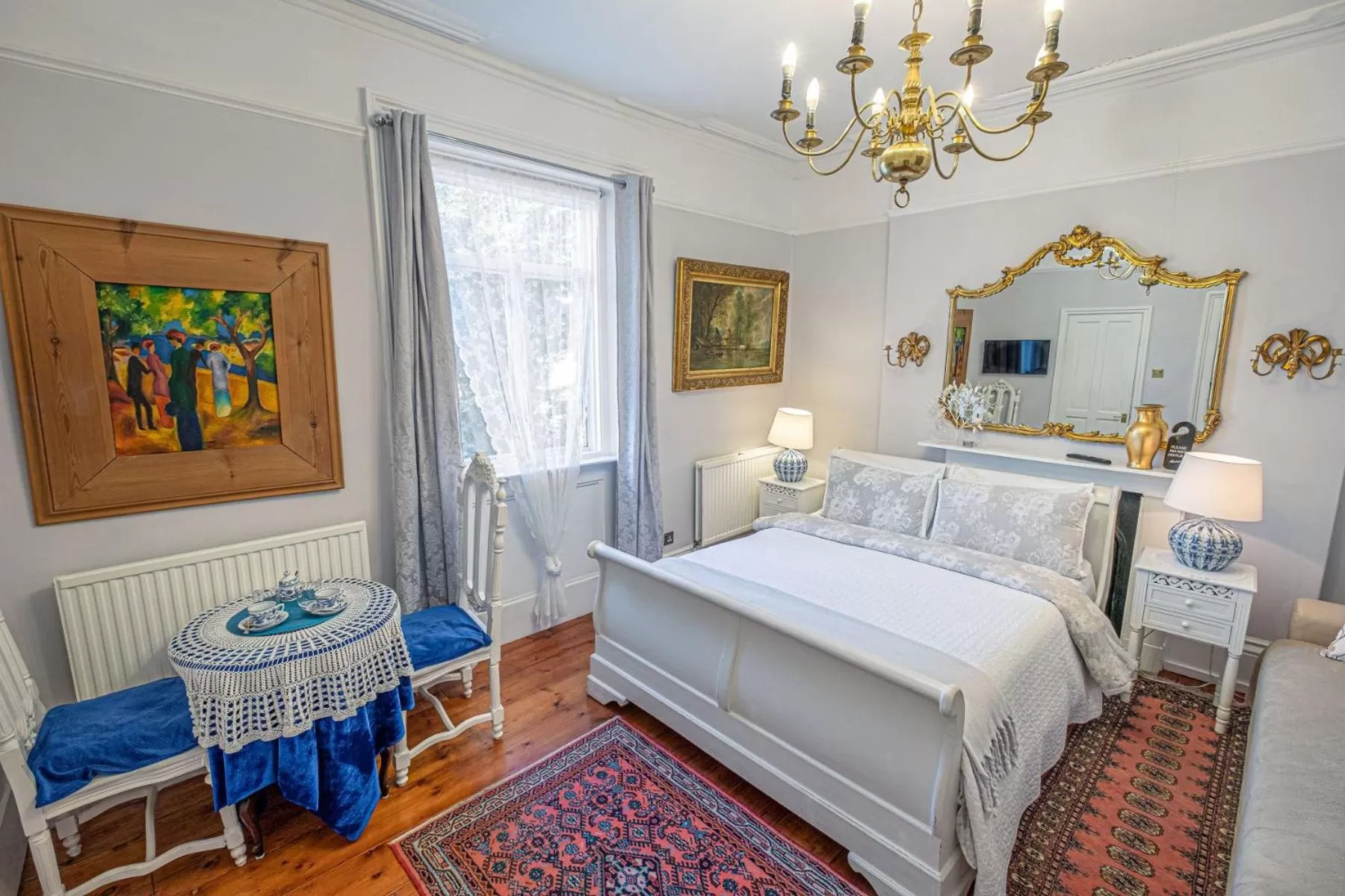 Photo of the whole room, Bed in Dawson Place, Juliette's Bed and Breakfast