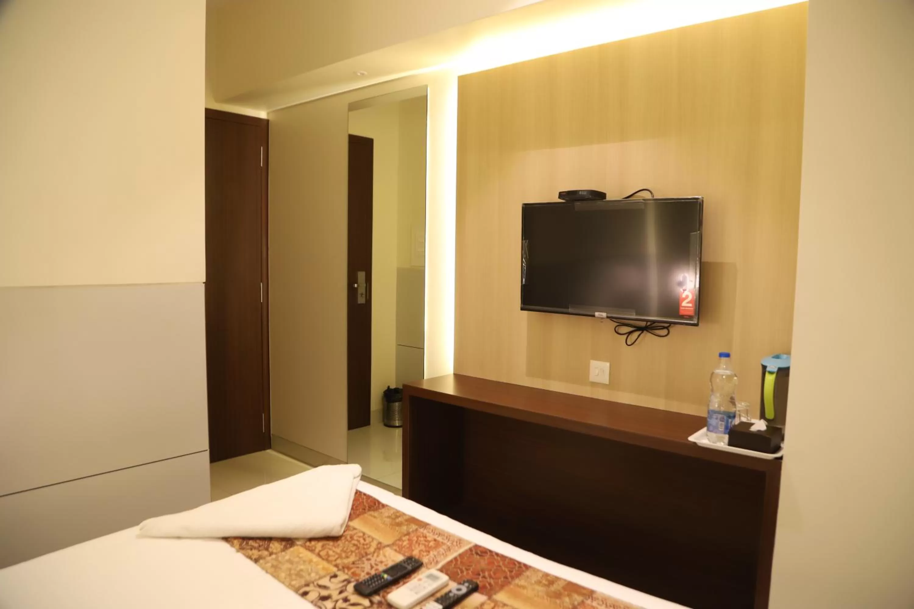 Bed, TV/Entertainment Center in Maple Inn