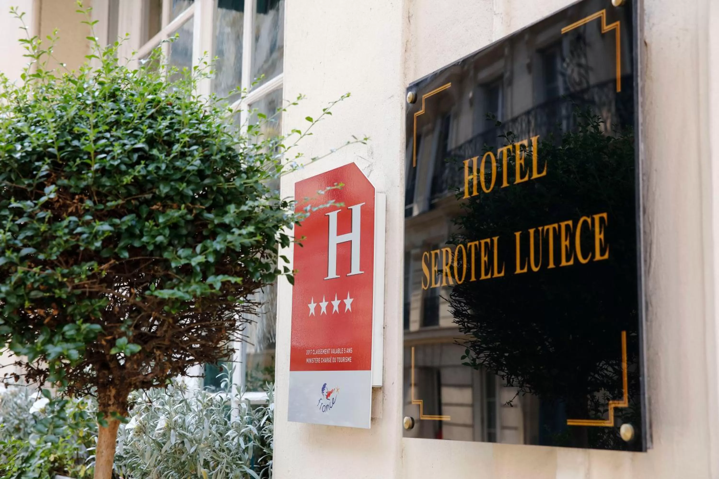 Property logo or sign in Hôtel Serotel Lutèce