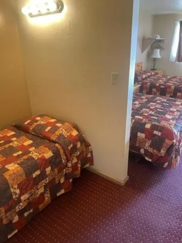 Photo of the whole room, Bed in Artesia Inn- No Service Fees