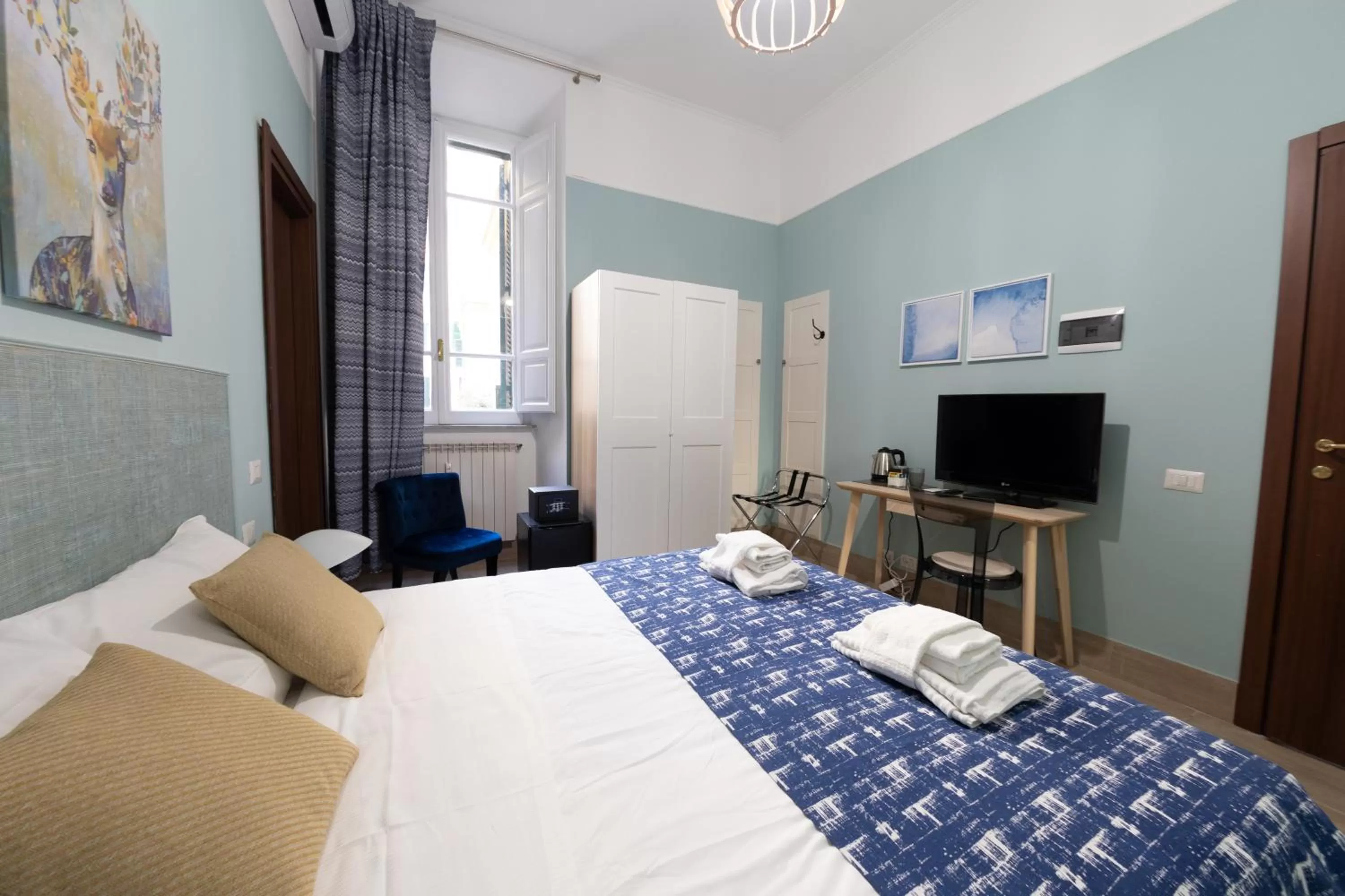 Photo of the whole room, Bed in Domus Castroni Scipioni