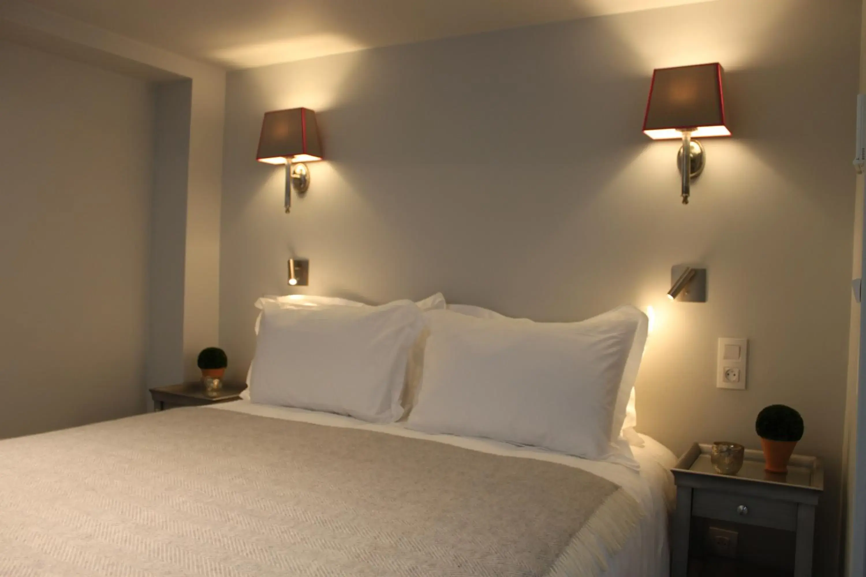 Two Connecting Classic Double Rooms in My Home In Paris Two Connecting Classic Double Rooms in My Home In Paris