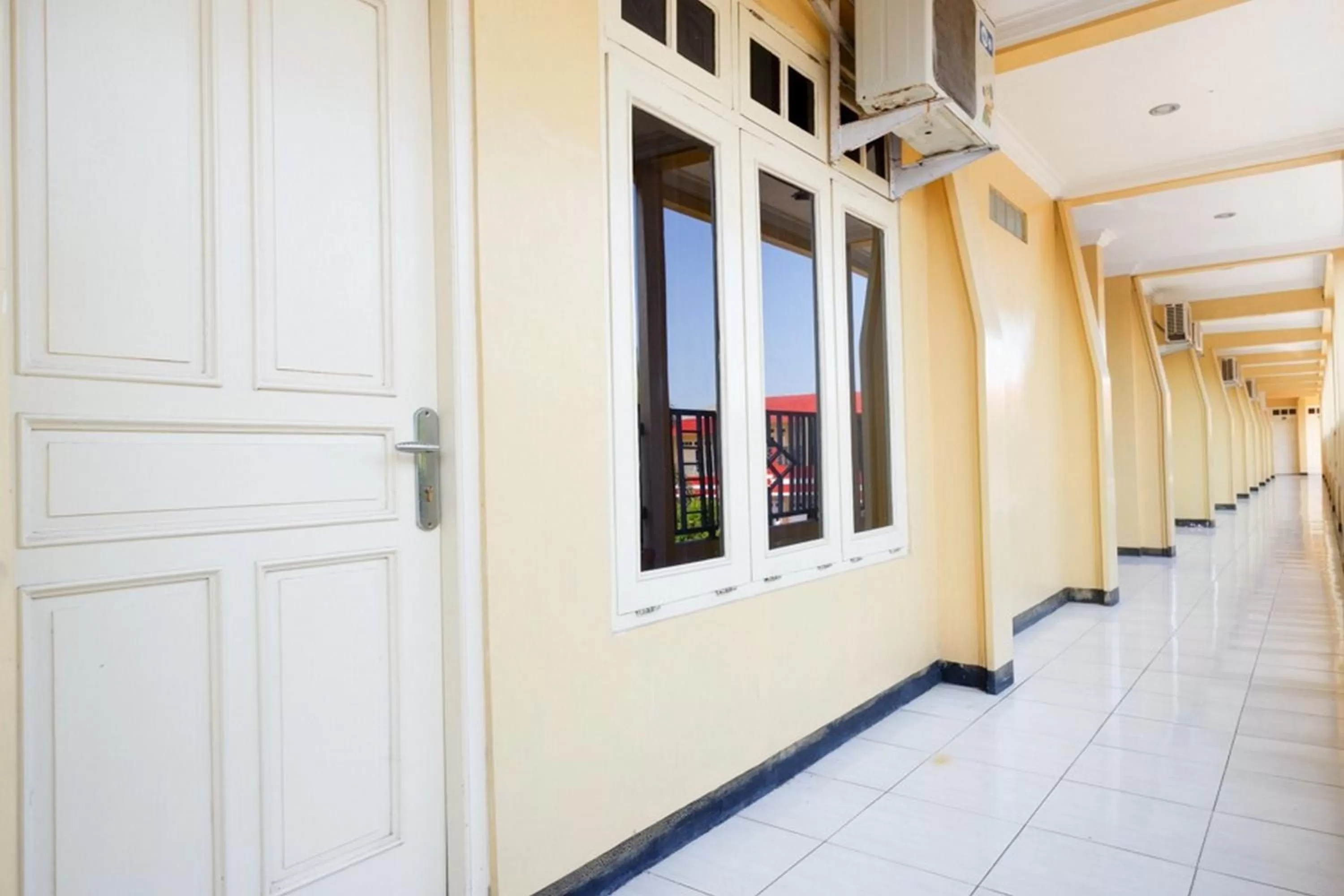 Area and facilities in RedDoorz Plus near Stadion Wijaya Kusuma