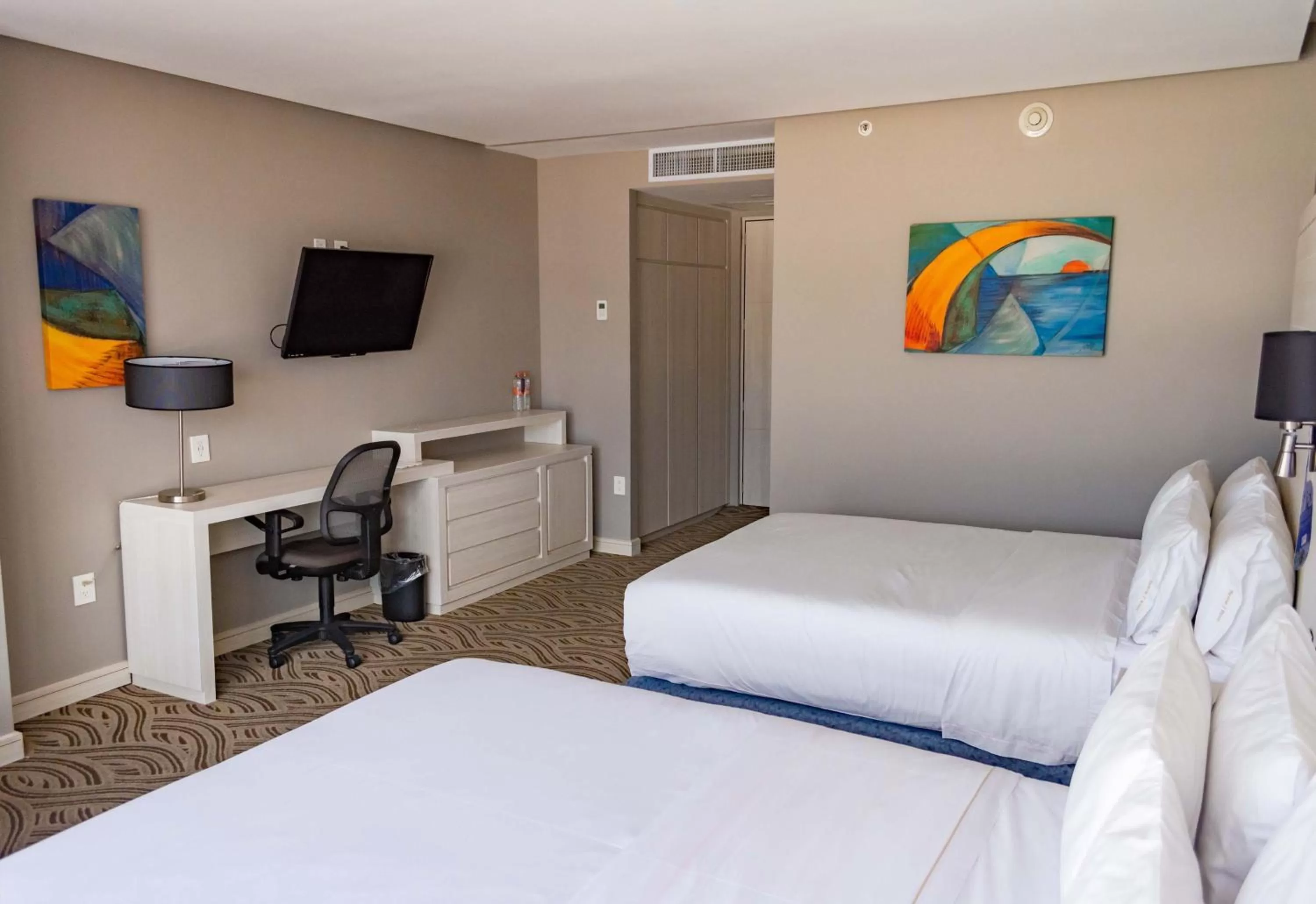 Photo of the whole room, Bed in Holiday Inn Express Pachuca by IHG