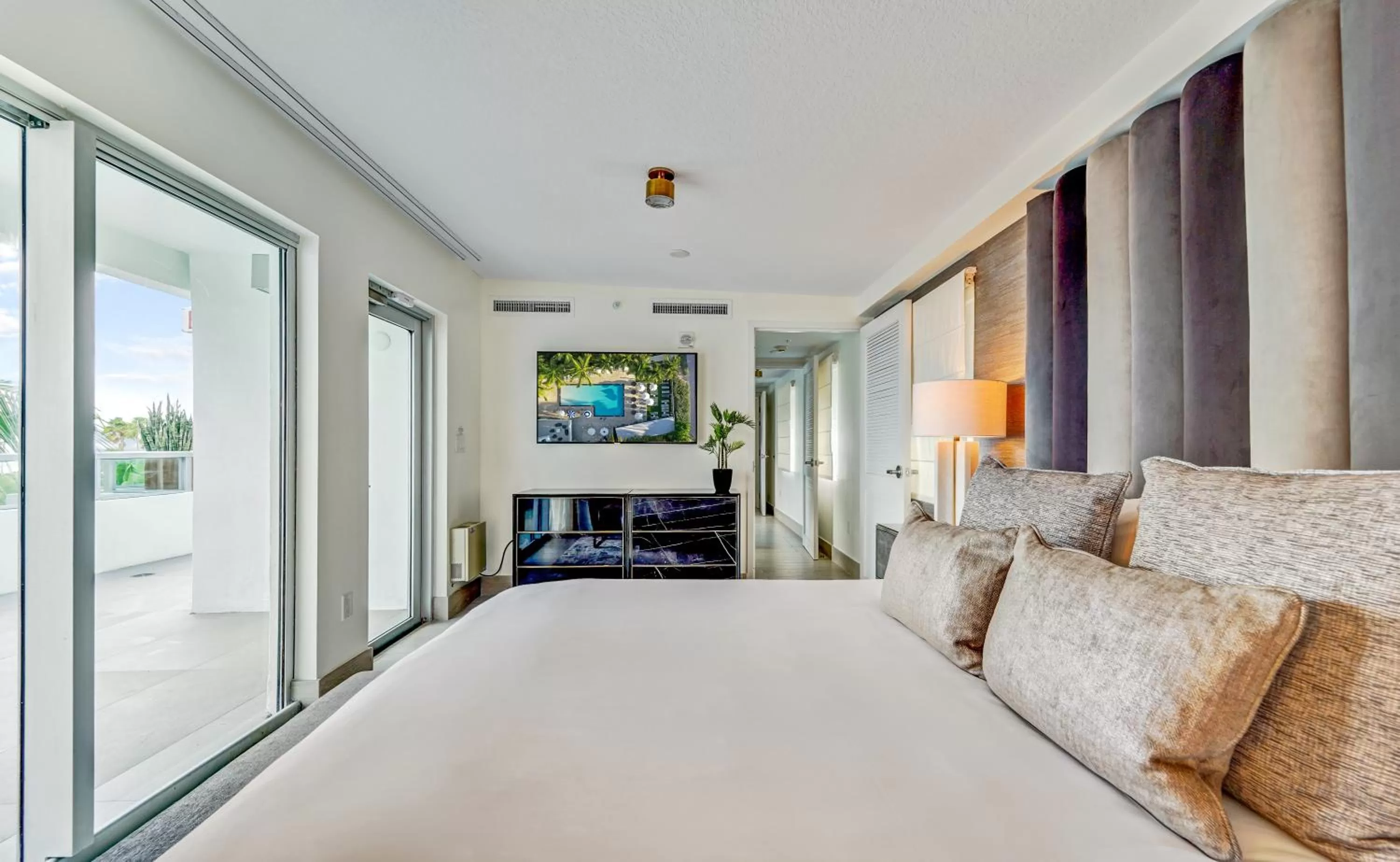 Bedroom, Bed in The Sagamore Hotel South Beach