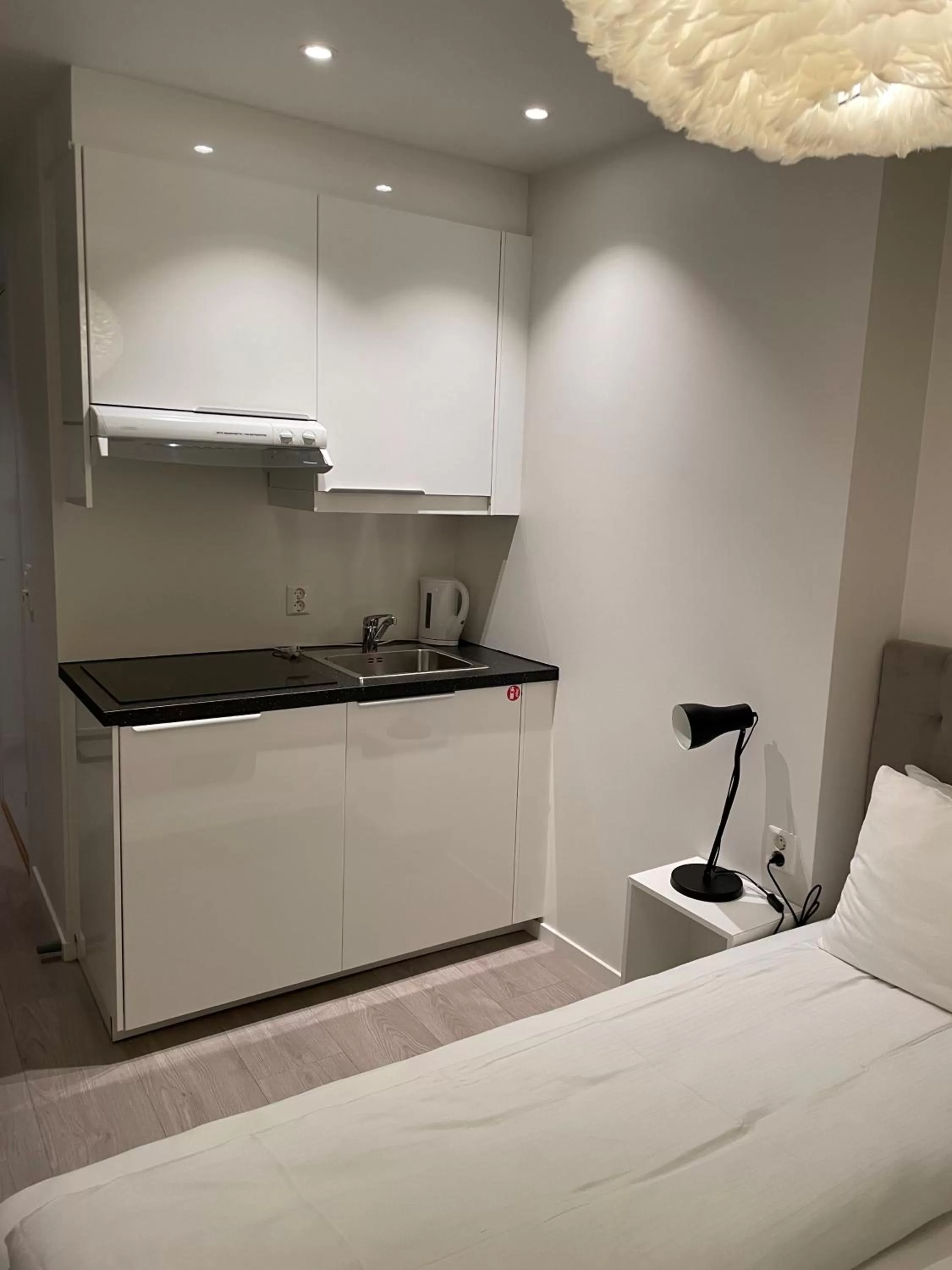 Kitchen or kitchenette, Bed in Magic Hotel & Apartments Kløverhuset