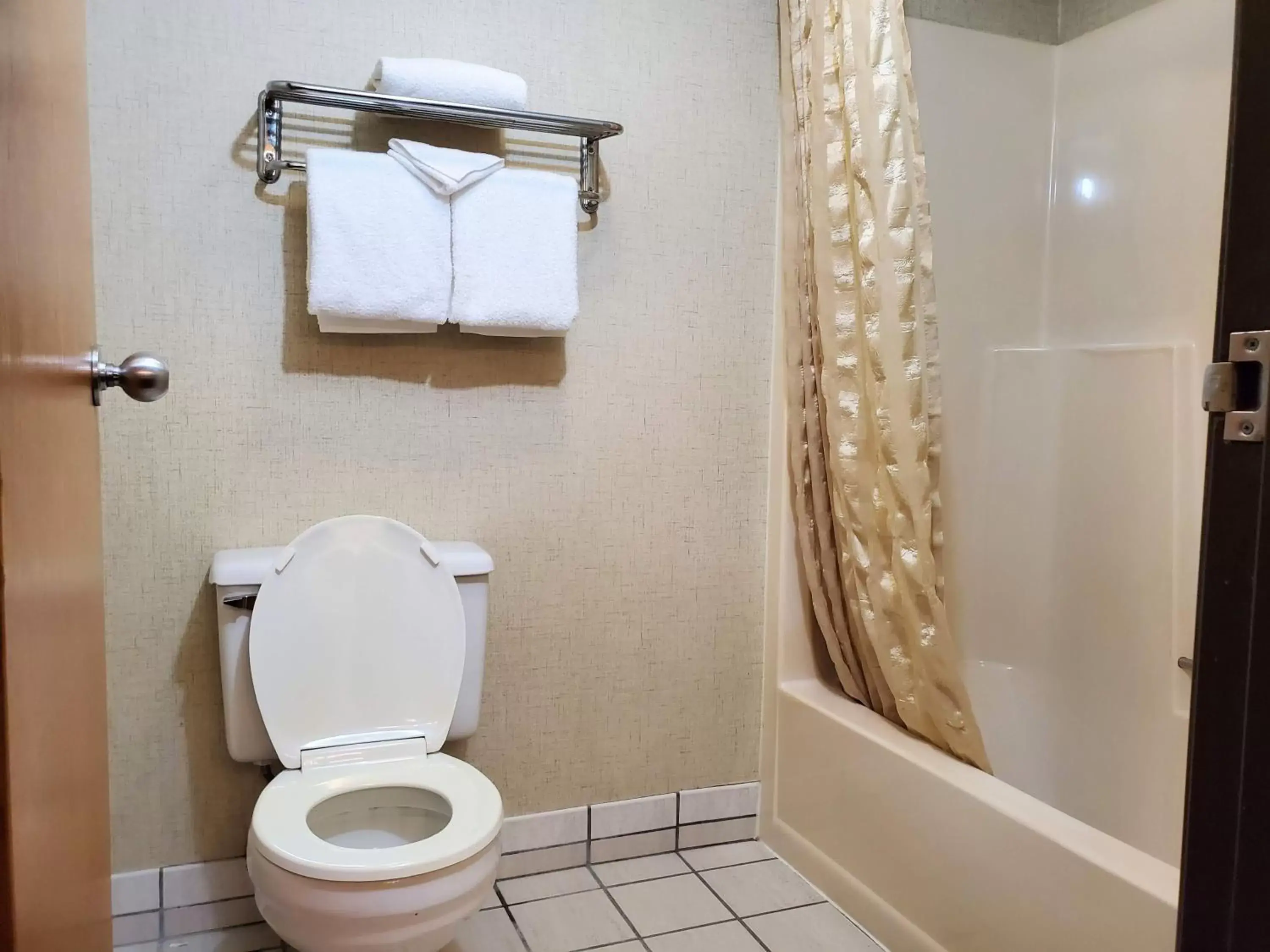 Queen Room with Two Queen Beds in Ramkota Hotel - Pierre Queen Room with Two Queen Beds in Ramkota Hotel - Pierre