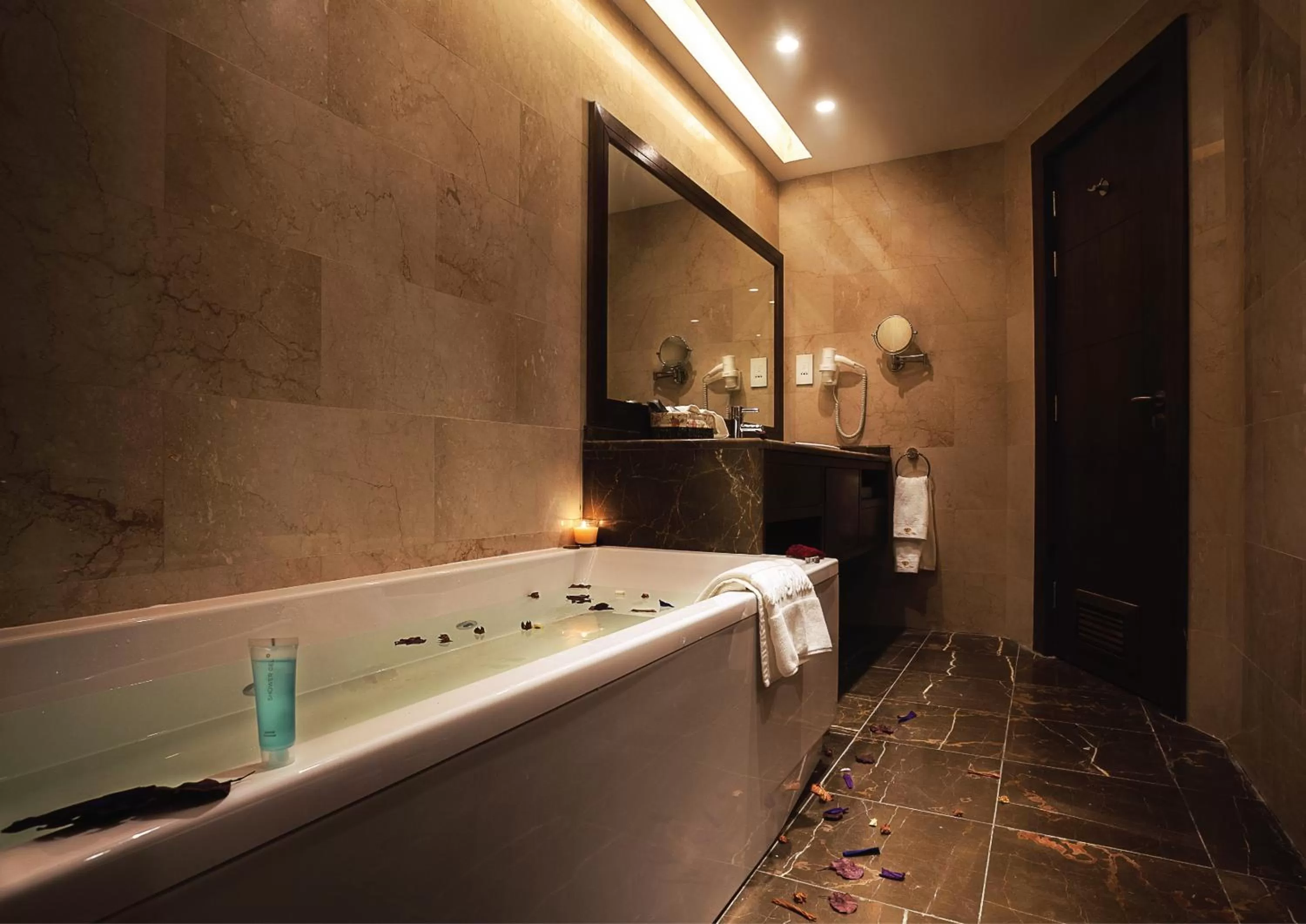 Hot Tub in Seven Roses Hotel