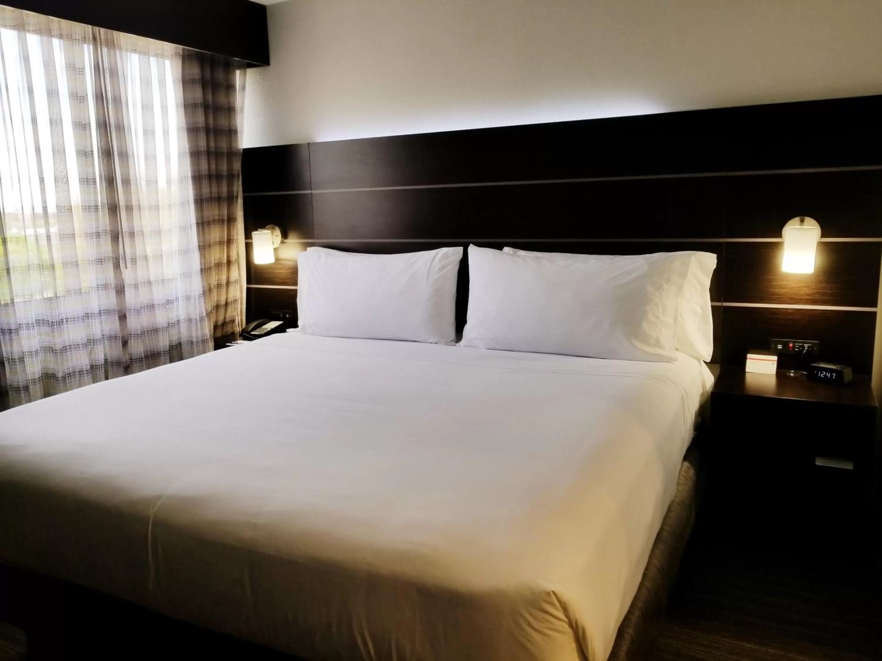 Photo of the whole room, Bed in Holiday Inn Express & Suites Miami - Hialeah by IHG