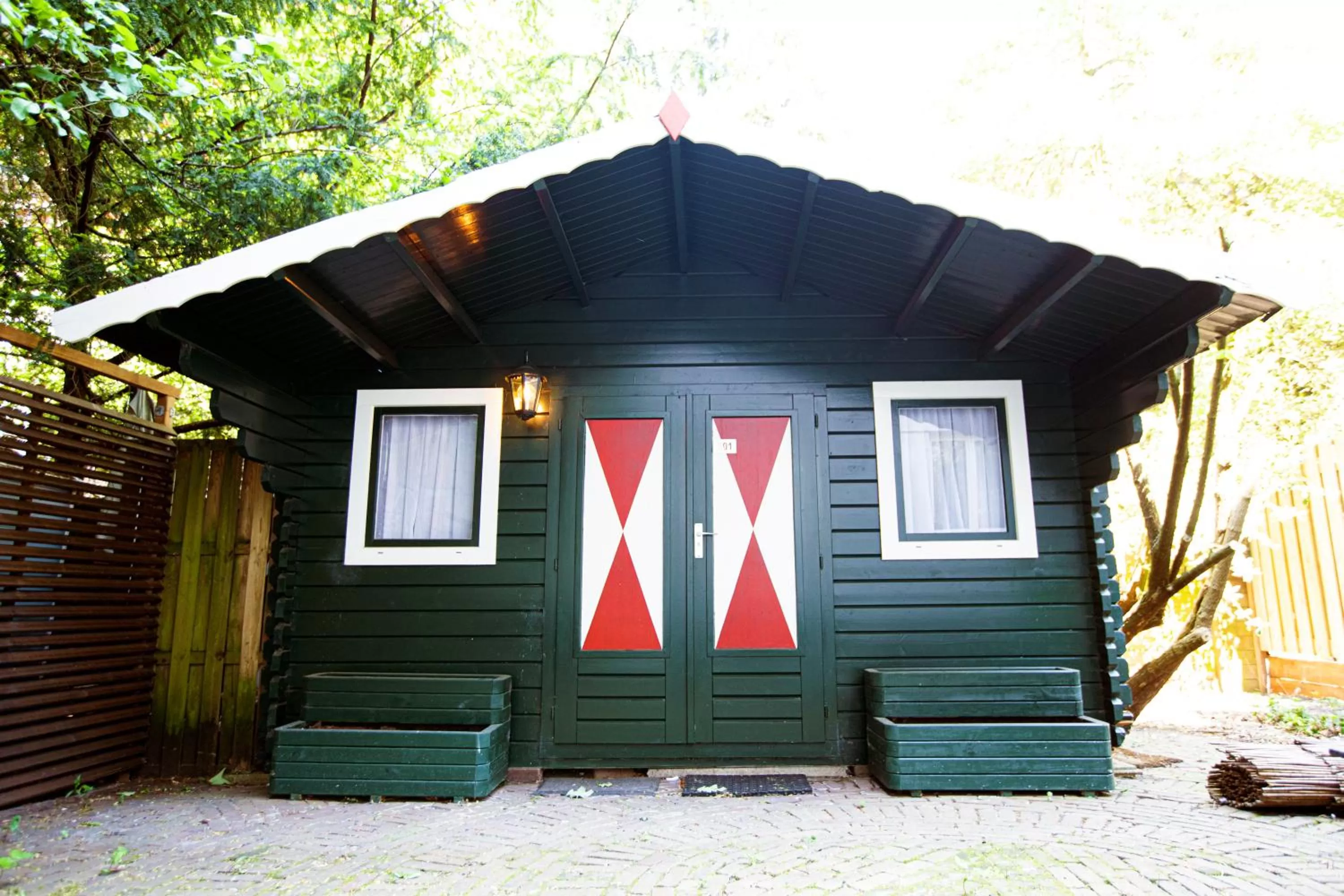 Facade/entrance in Quentin England Hotel