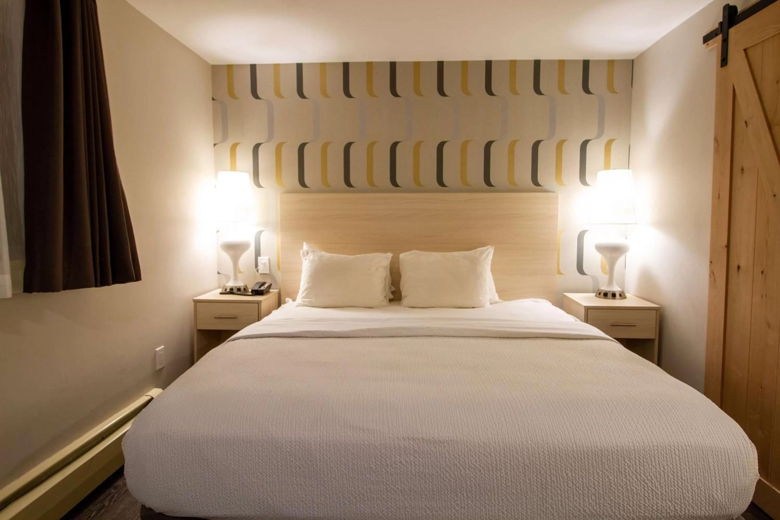 Bedroom, Bed in Woodwards White Mountain Resort, BW Signature Collection