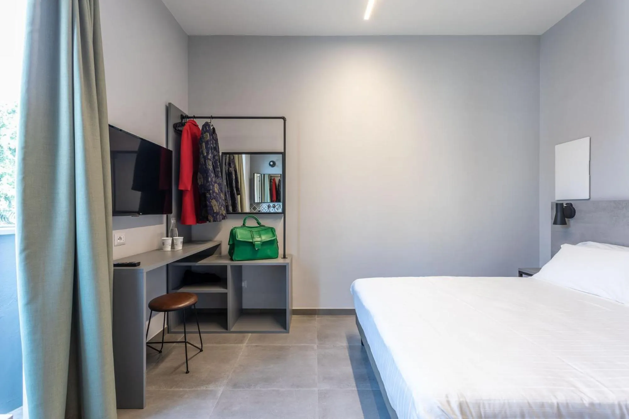 Photo of the whole room, Bed in Mathis