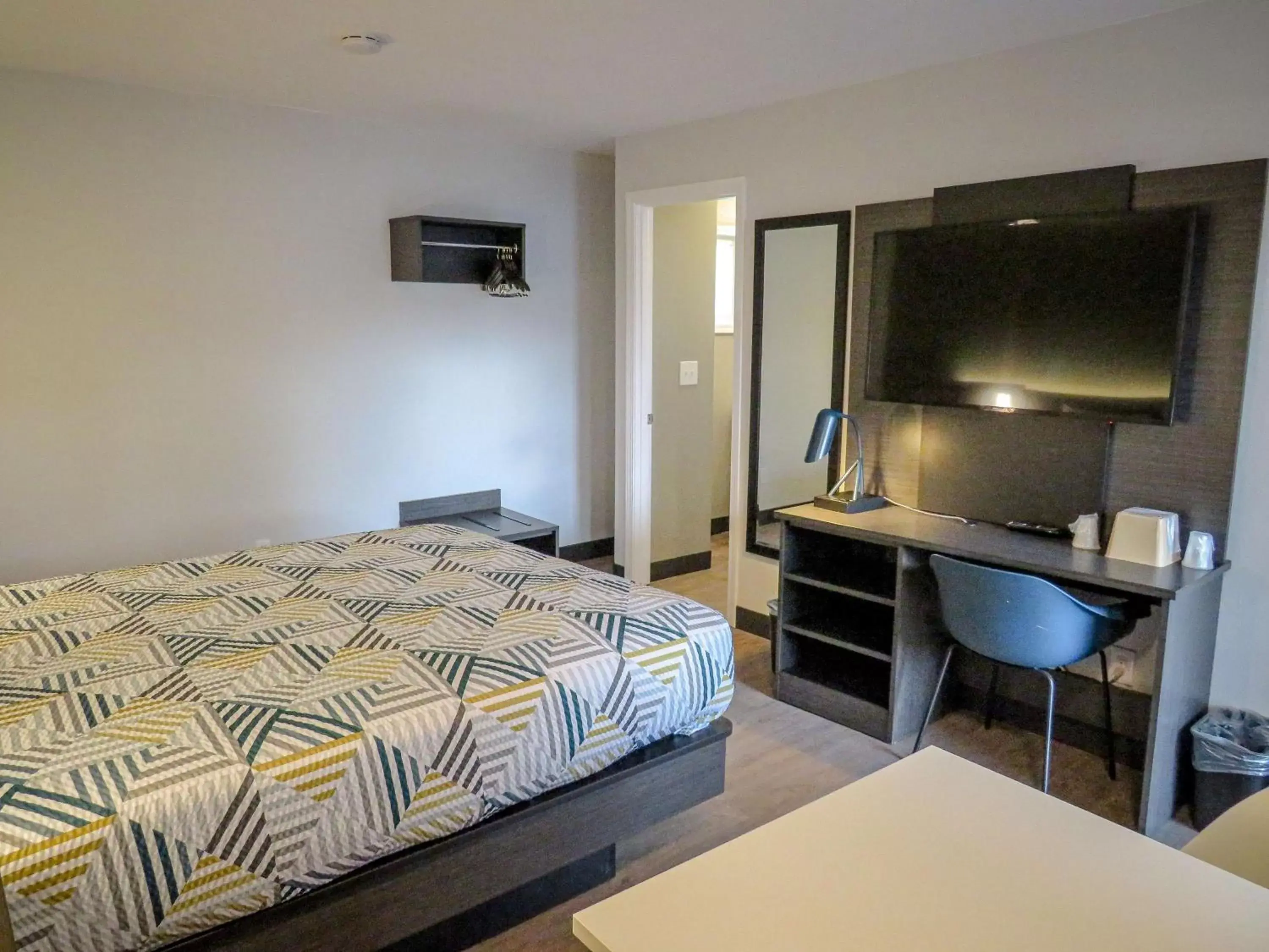 Queen Room - Non-Smoking in Motel 6 Tigard, Or - Portland Southwest Queen Room - Non-Smoking in Motel 6 Tigard, Or - Portland Southwest