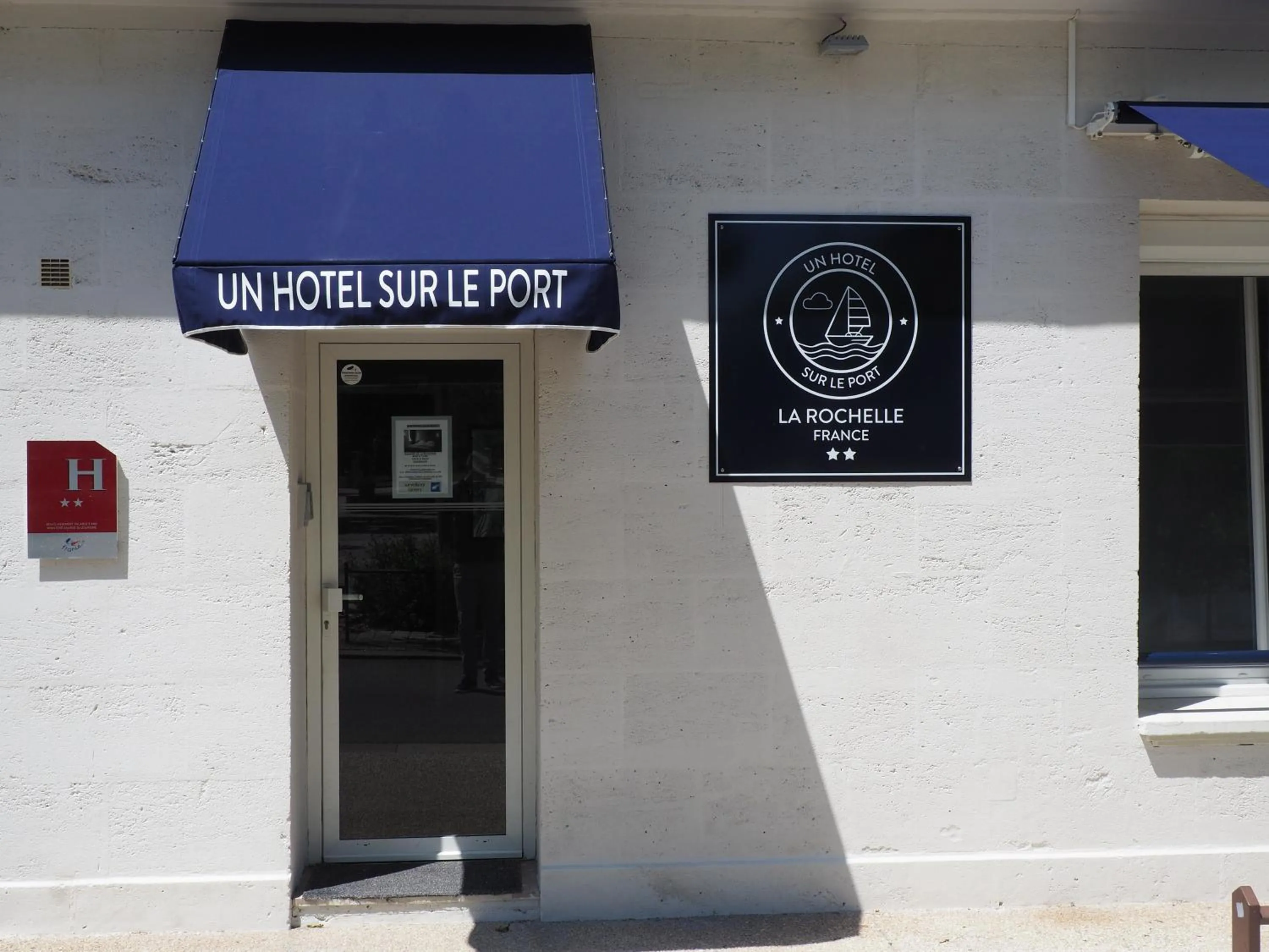 Facade/entrance in Un Hotel sur le Port