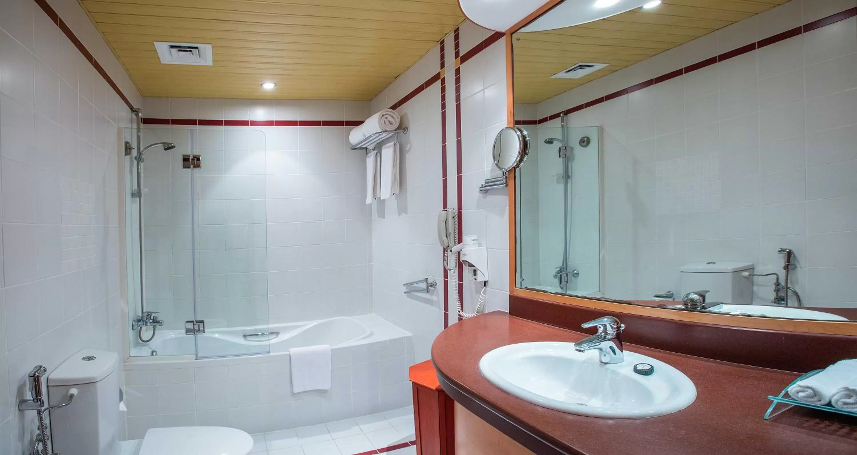 Bath in Gulf Court Hotel