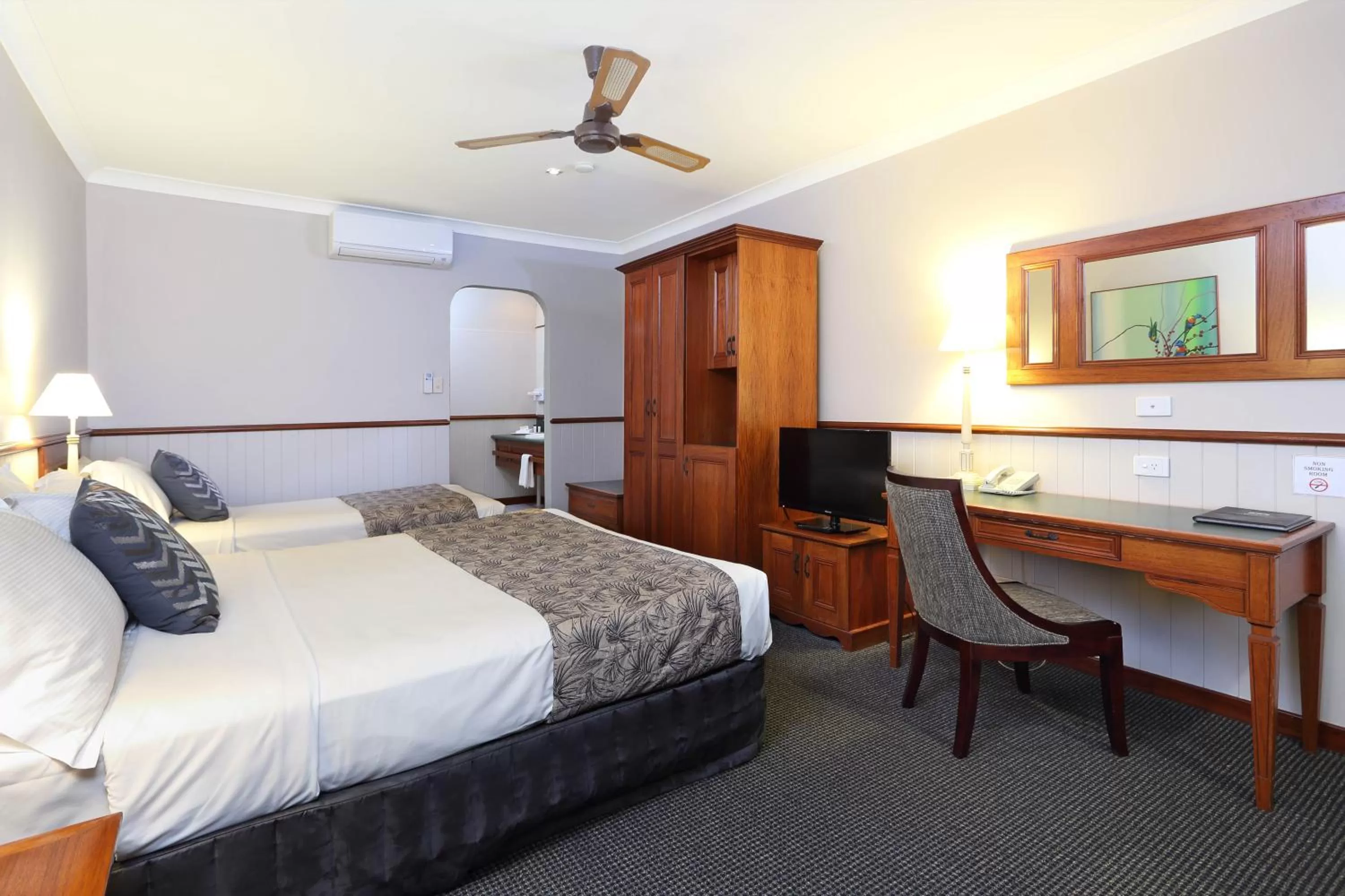 Bedroom, Bed in Brisbane International Virginia