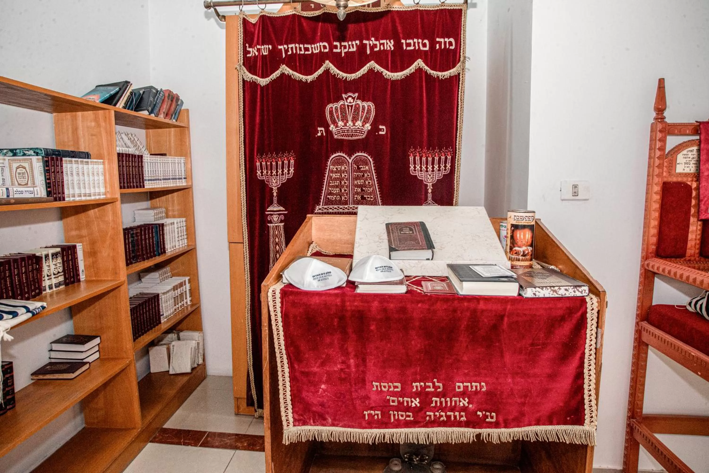 Property building, Bed in Hotel Maman