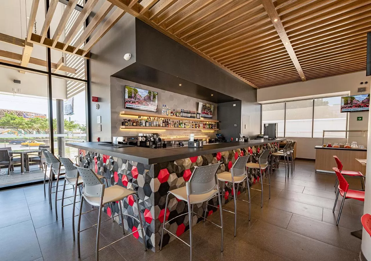 Lounge or bar in Ramada Encore by Wyndham Guadalajara Aeropuerto