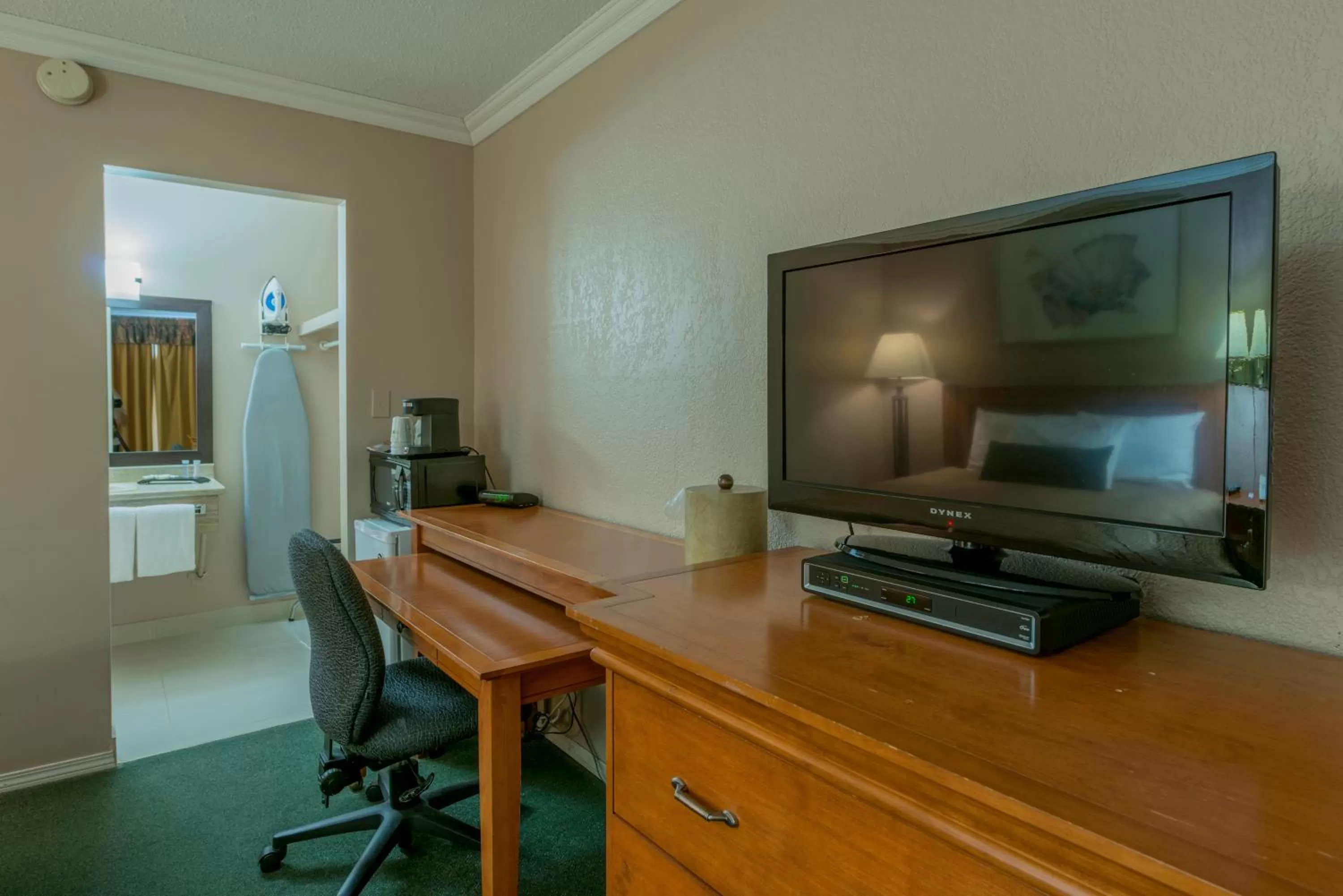 TV and multimedia in Howard Johnson by Wyndham Downtown Kamloops