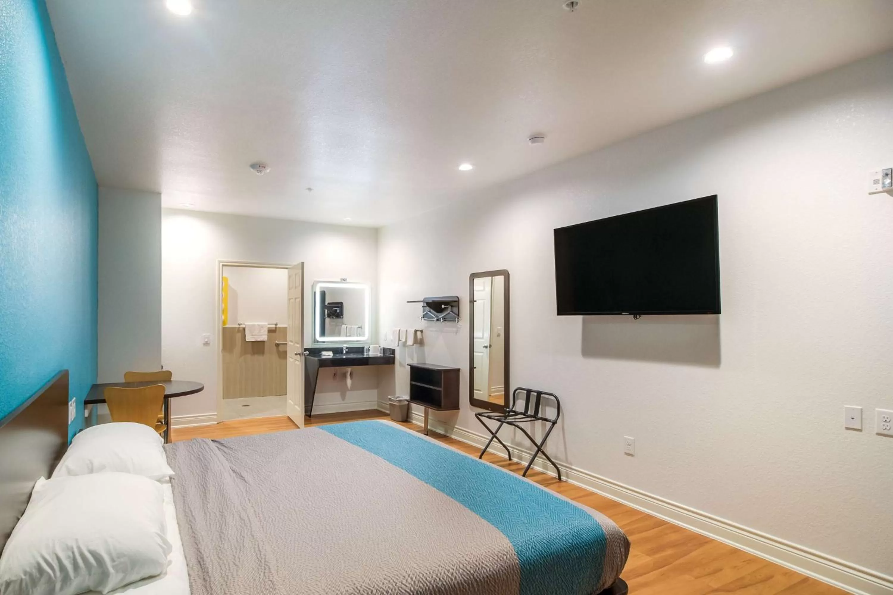 Photo of the whole room, Bed in Motel 6-Houston, TX - North