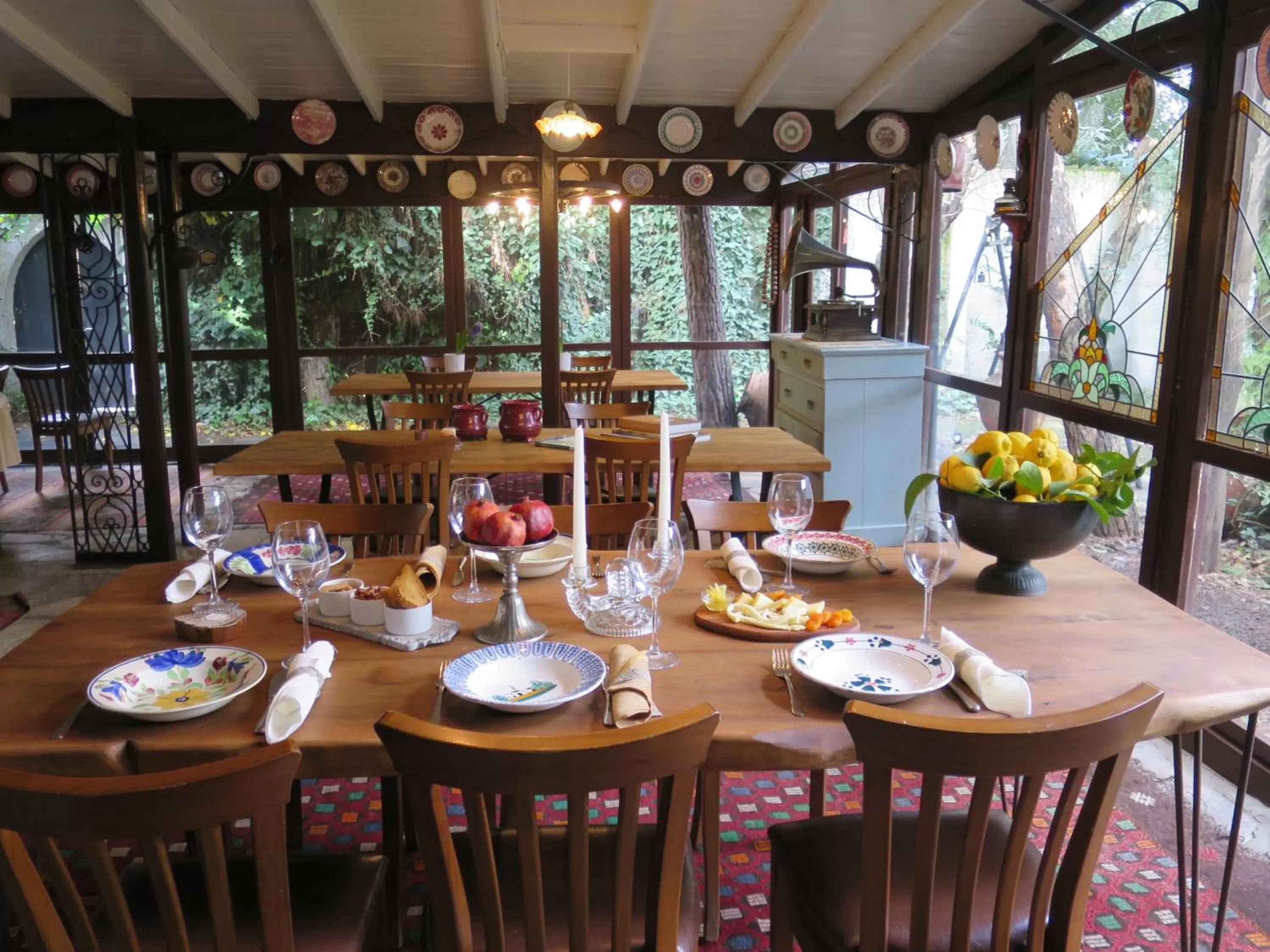 Restaurant/places to eat in Hotel Kalehan