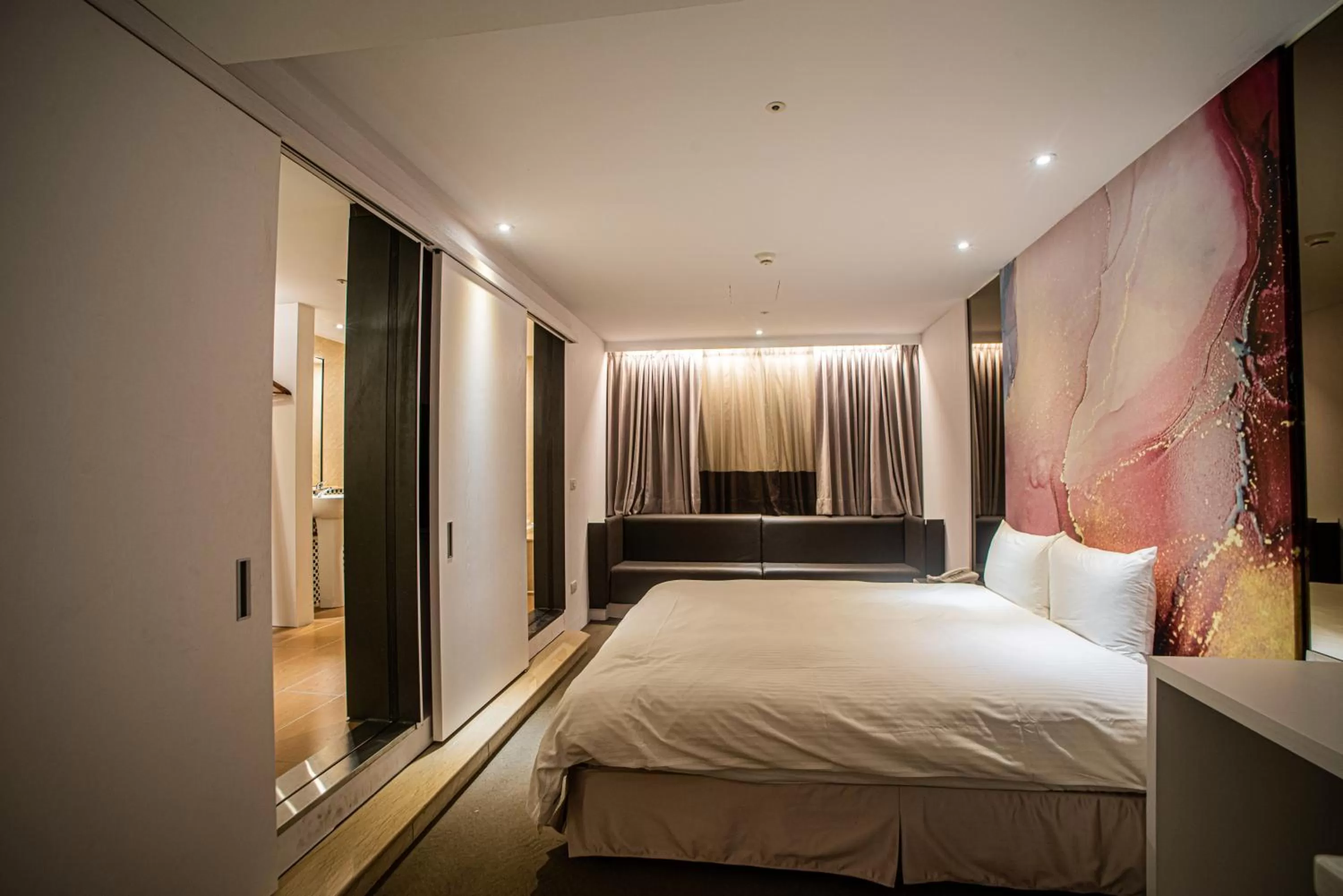 Photo of the whole room, Bed in Artinn藝築文旅-台北站前館