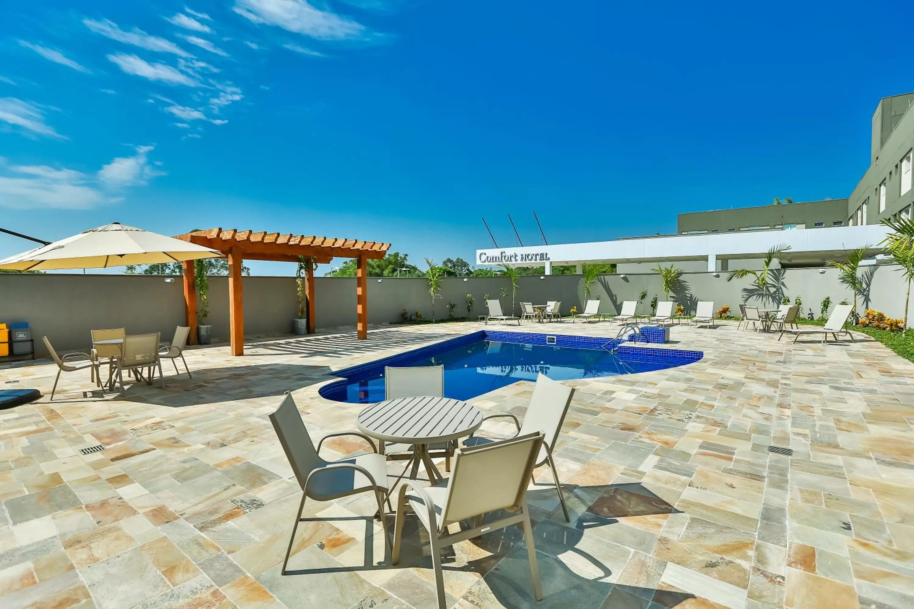 Swimming pool in Comfort Mogi Guaçu