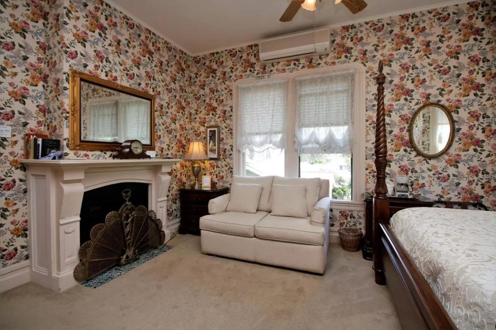 Decorative detail, Seating Area in Bradford Place Inn (California)