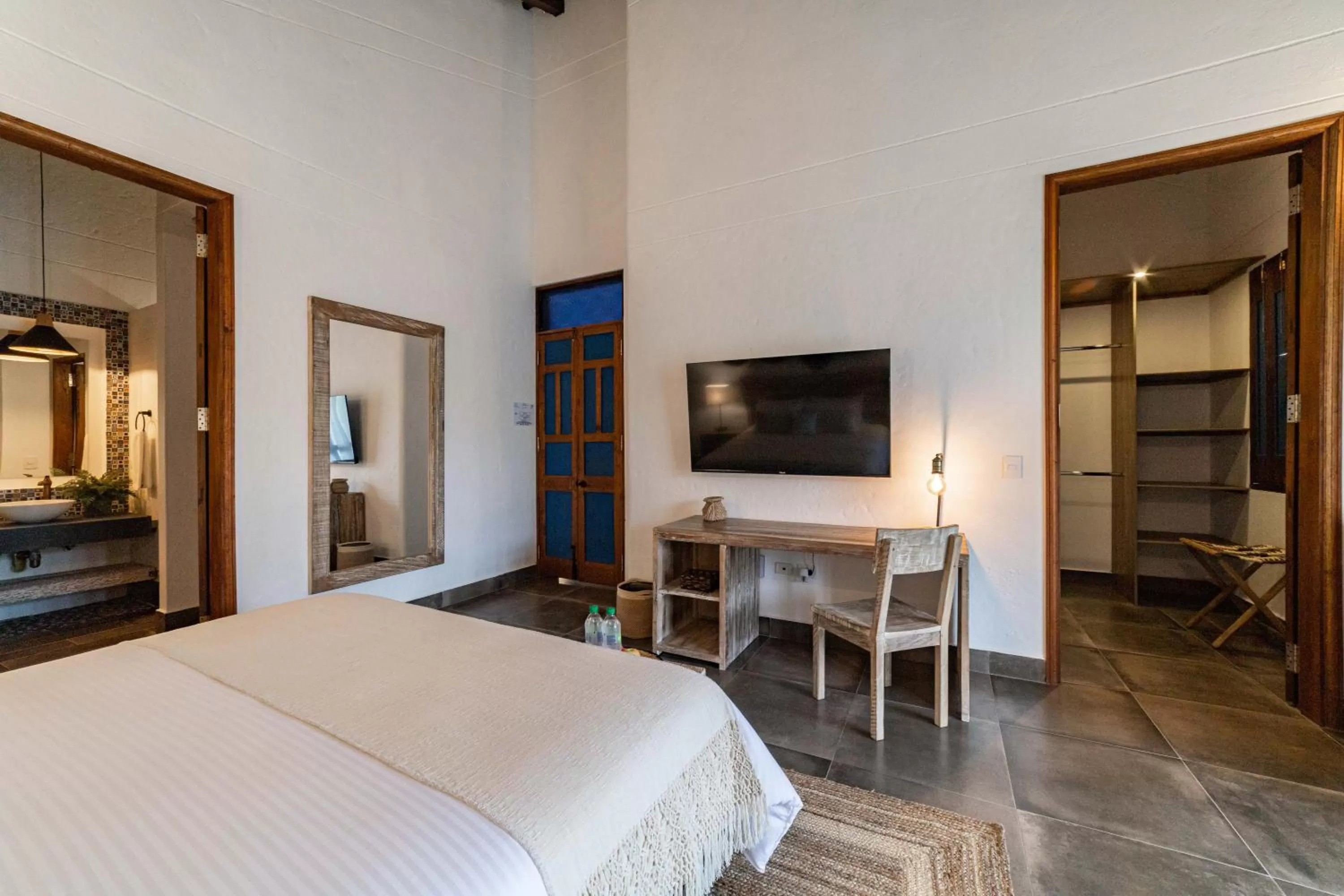 Bed, TV/Entertainment Center in Casa Jacaranda Hotel Boutique