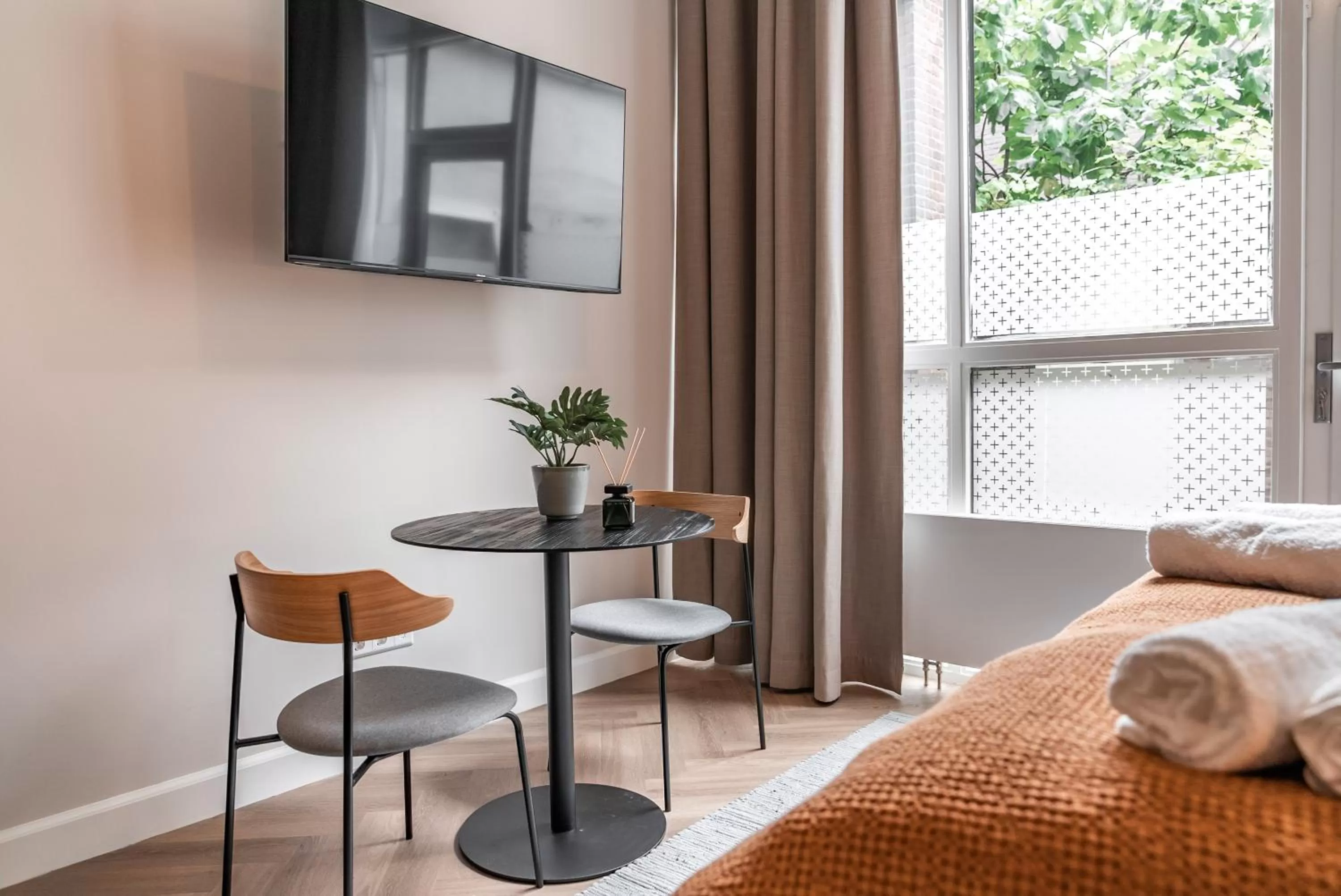 Dining area, Bed in Limehome The Hague Keizerstraat