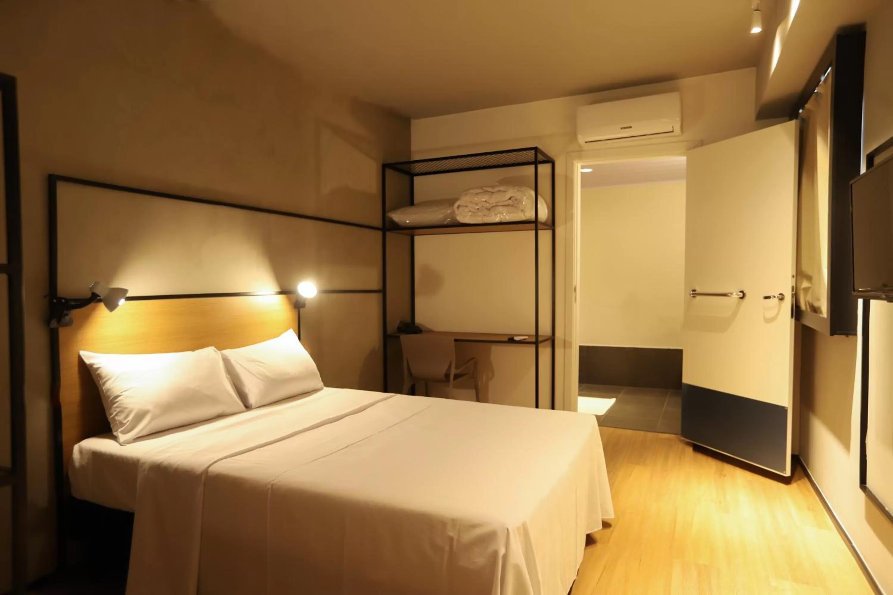 Bedroom, Bed in ibis Cuiaba Shopping