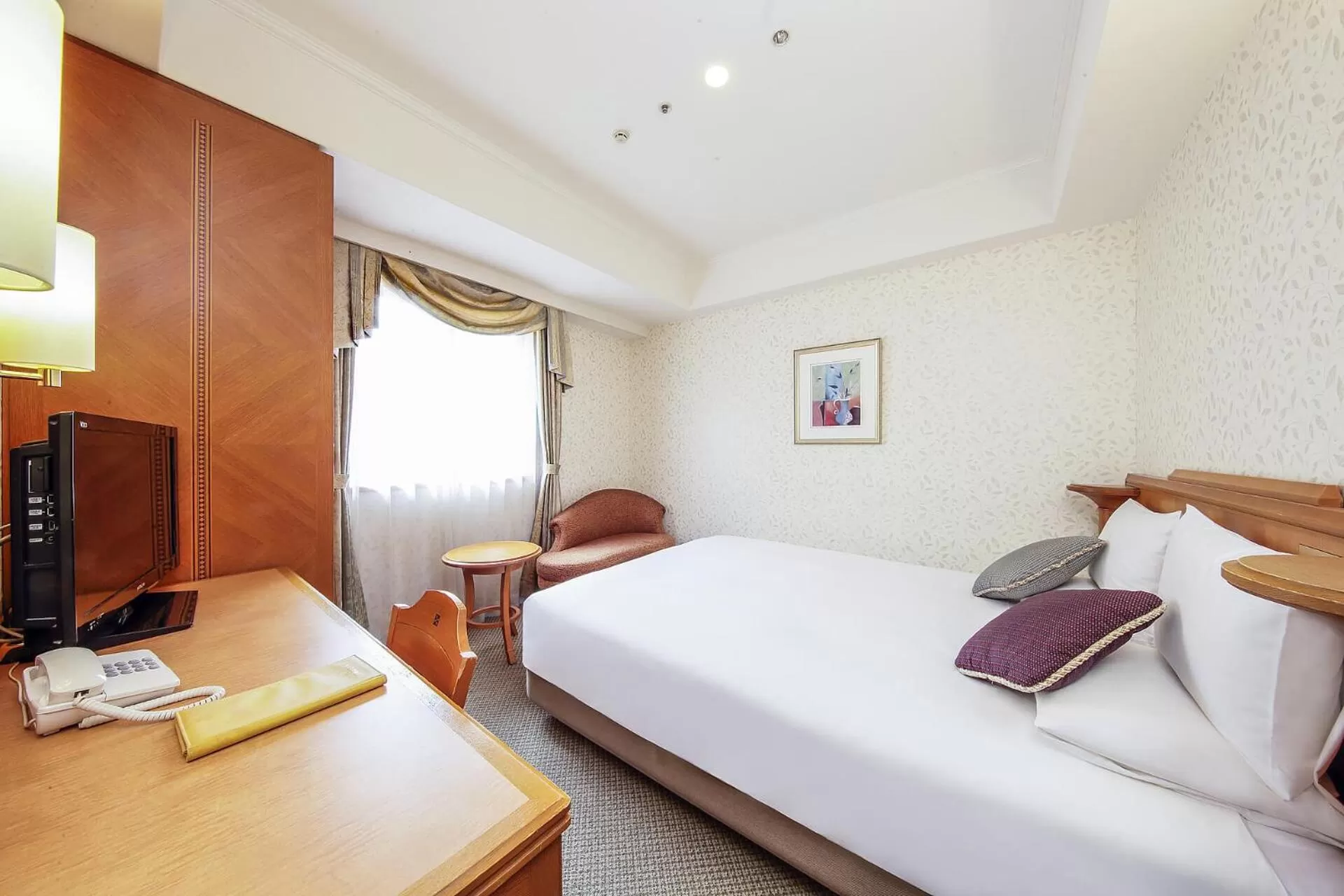 Moderate Queen Room - Smoking in KOKO HOTEL Osaka Shinsaibashi