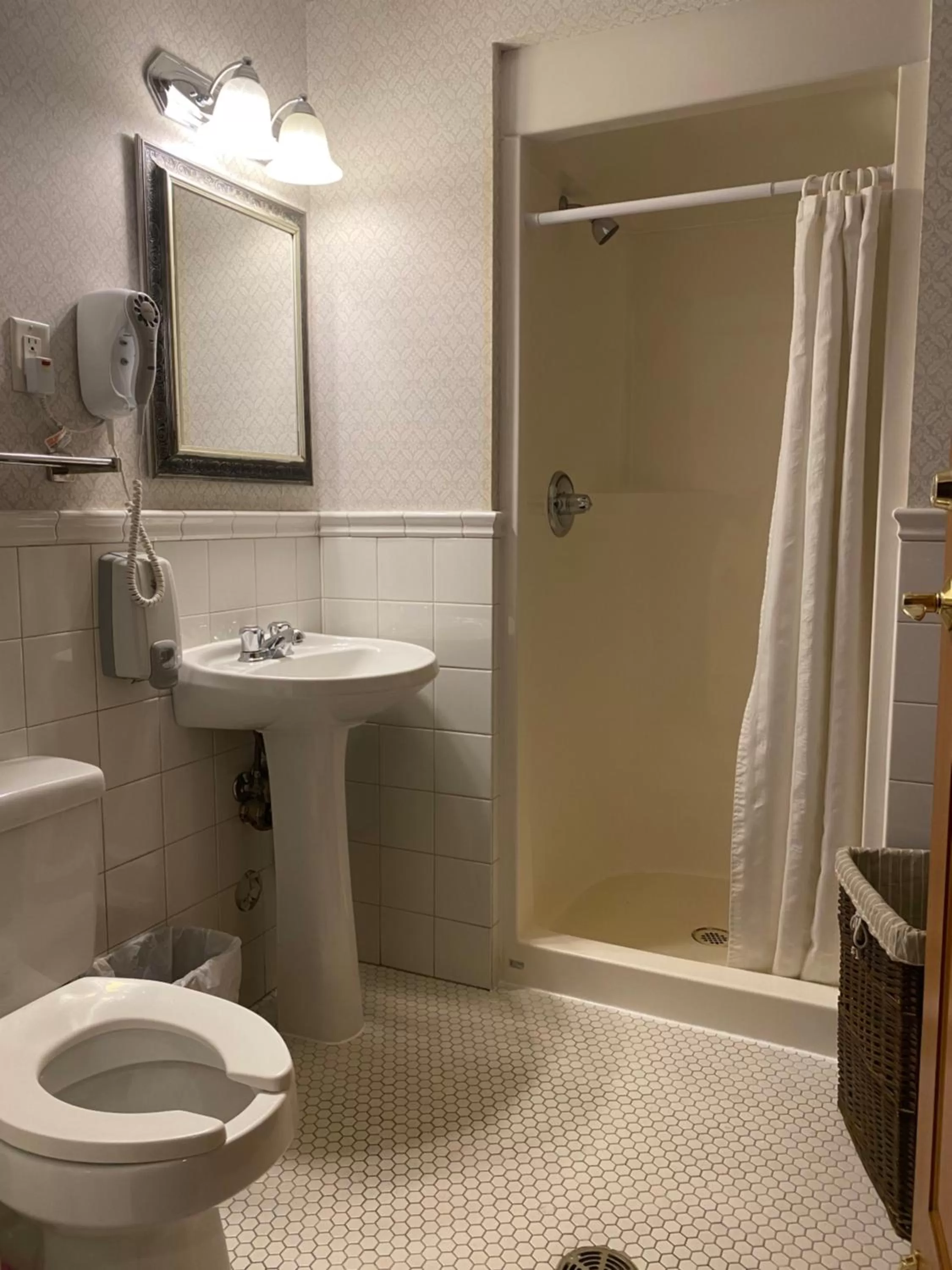 Bathroom in Kingston Hotel