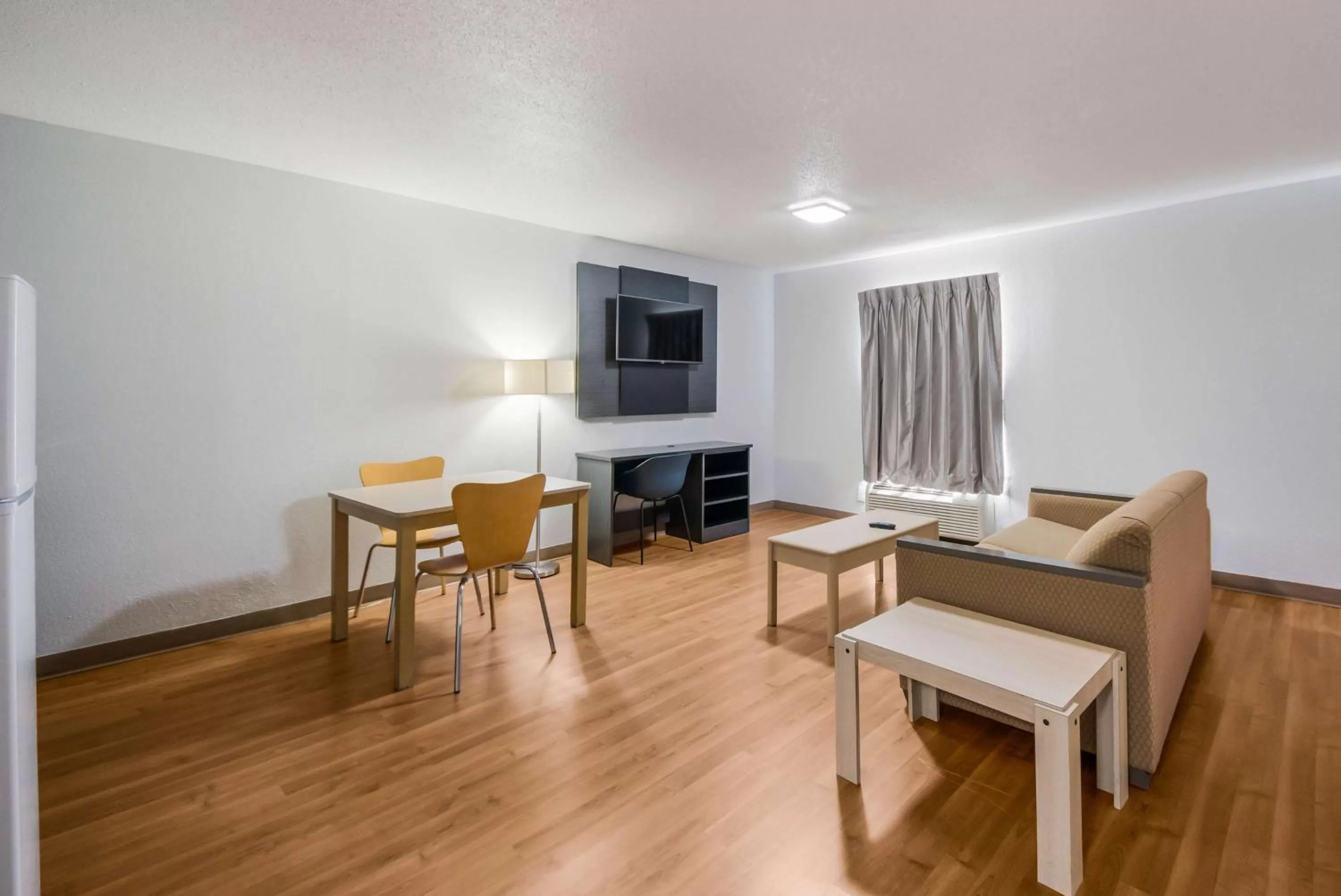 Photo of the whole room in Studio 6 Laredo, Tx - North I-35