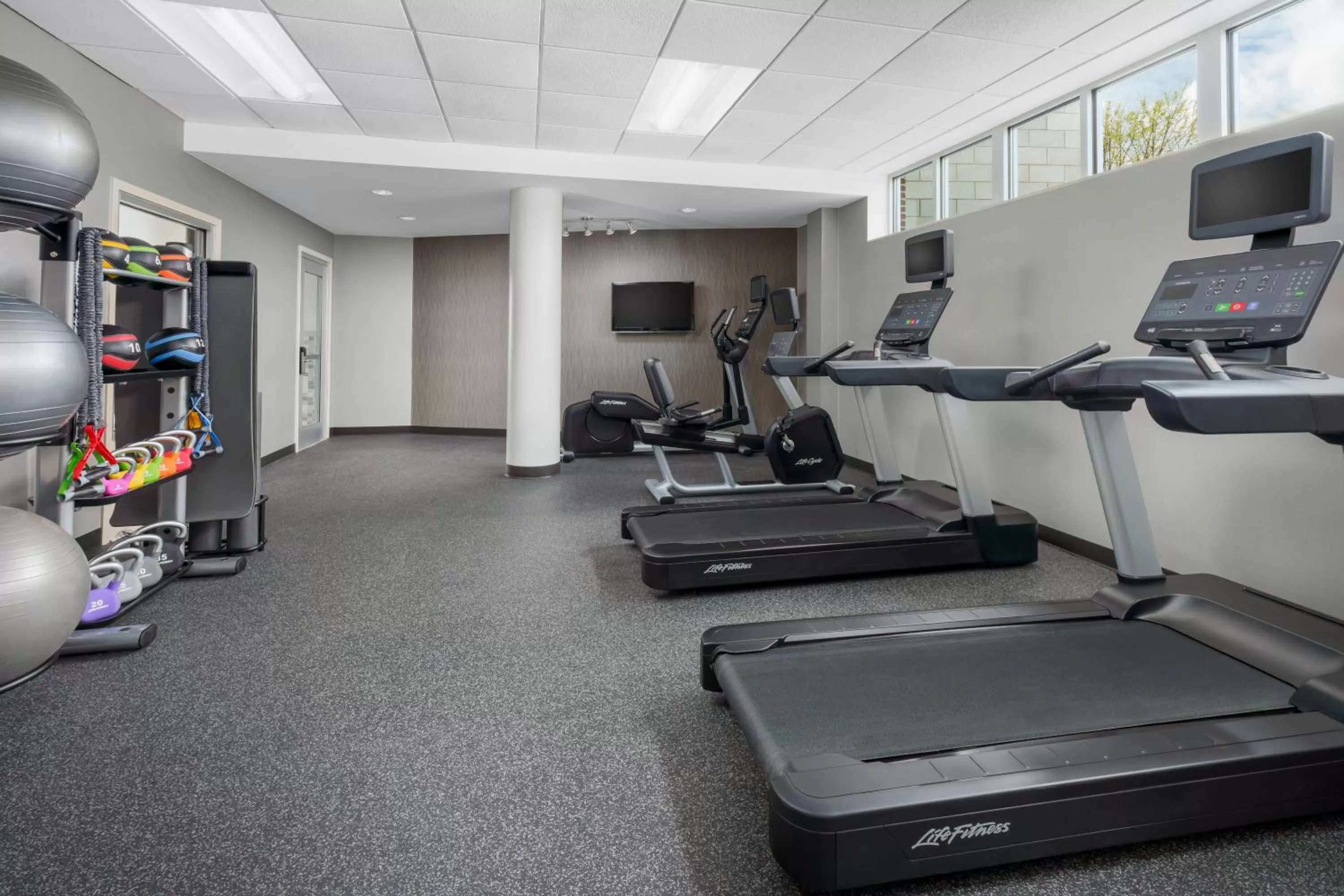 Fitness centre/facilities in Courtyard Keene Downtown