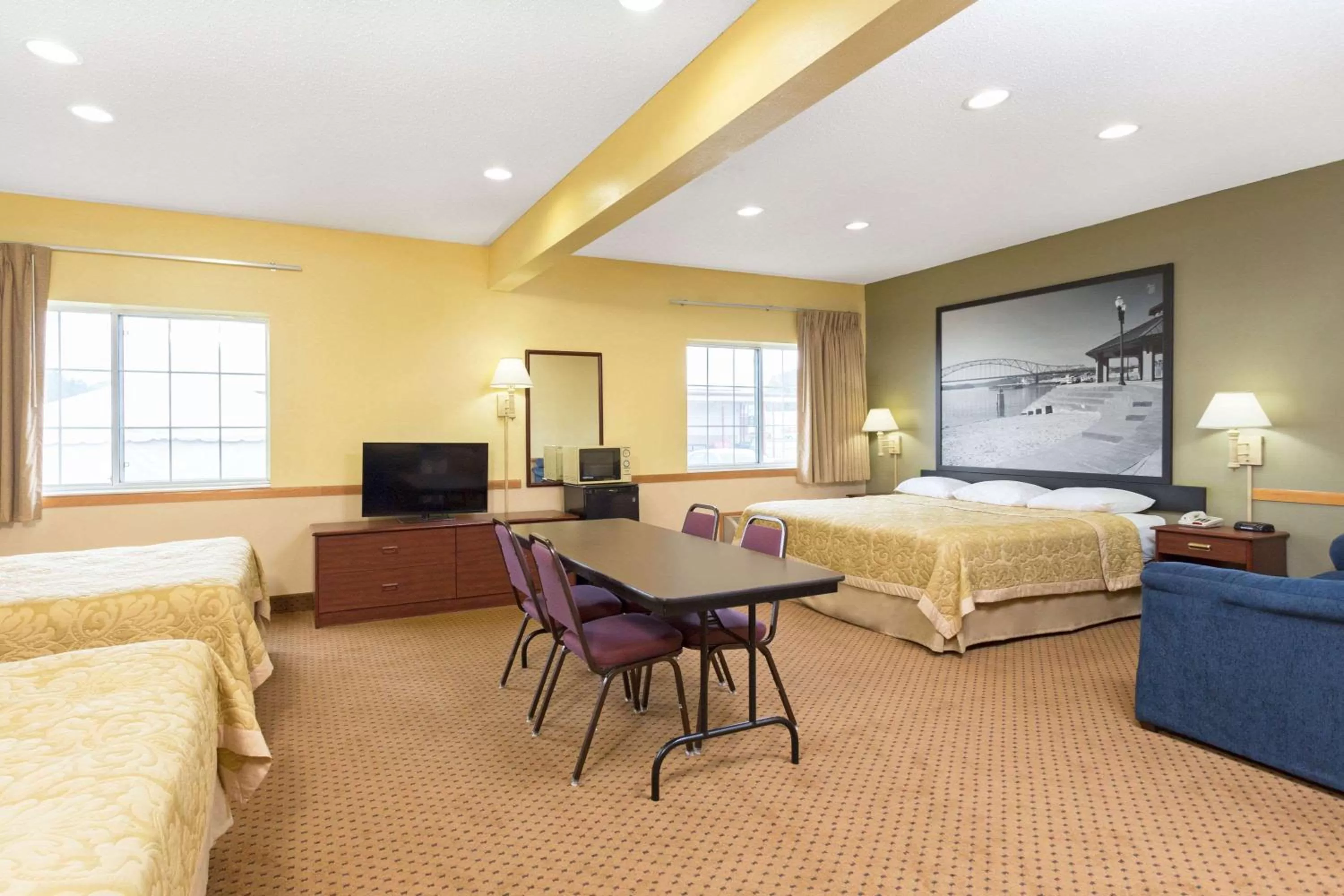 Photo of the whole room in Super 8 by Wyndham Osage