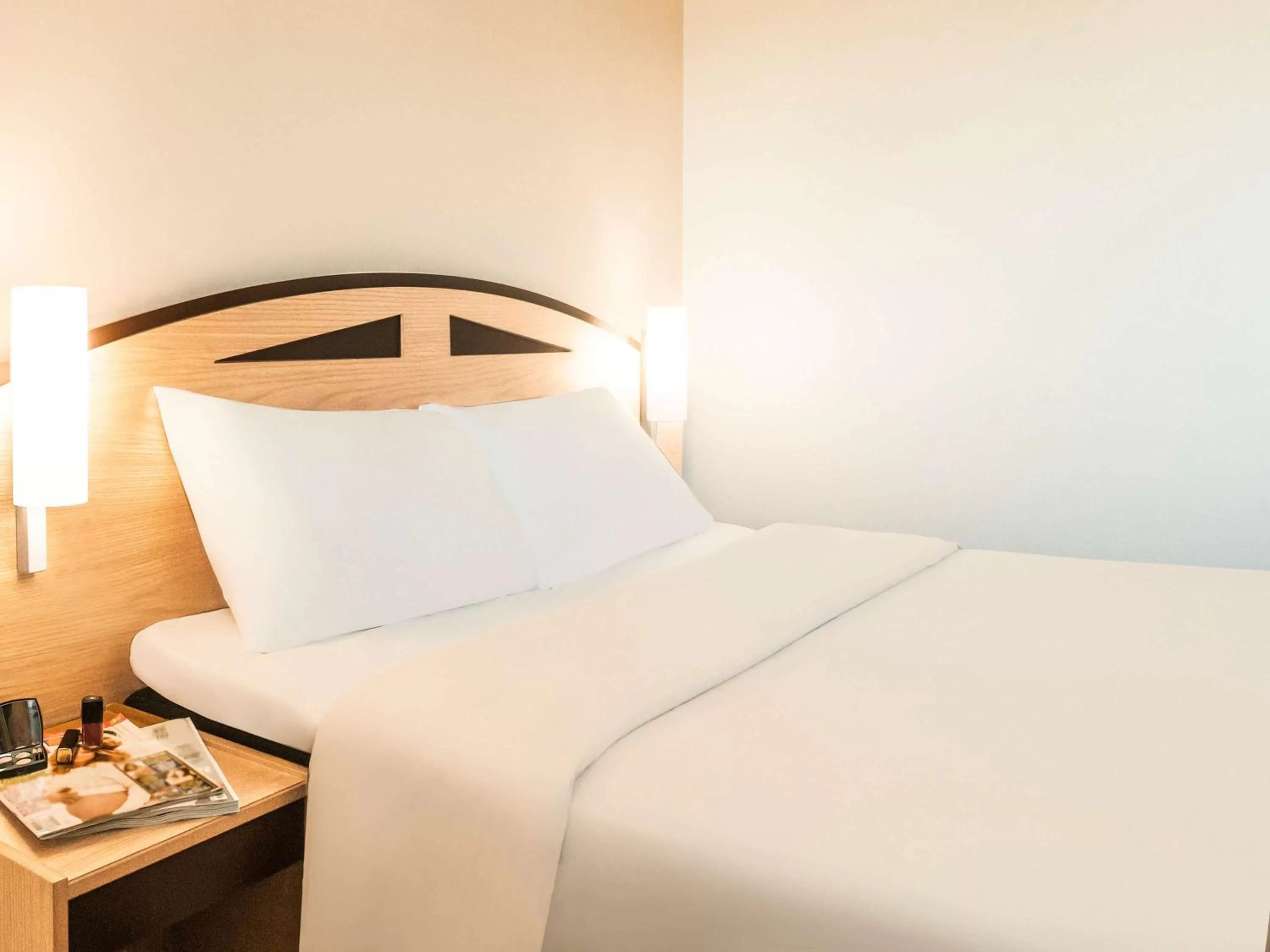 Photo of the whole room in ibis Rotherham East – (M18 / M1)