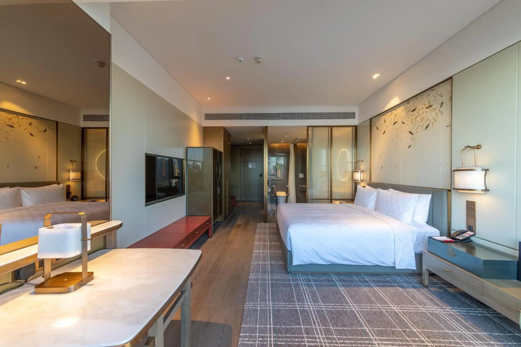 Photo of the whole room, Bed in HUALUXE Xi'an Chanba by IHG