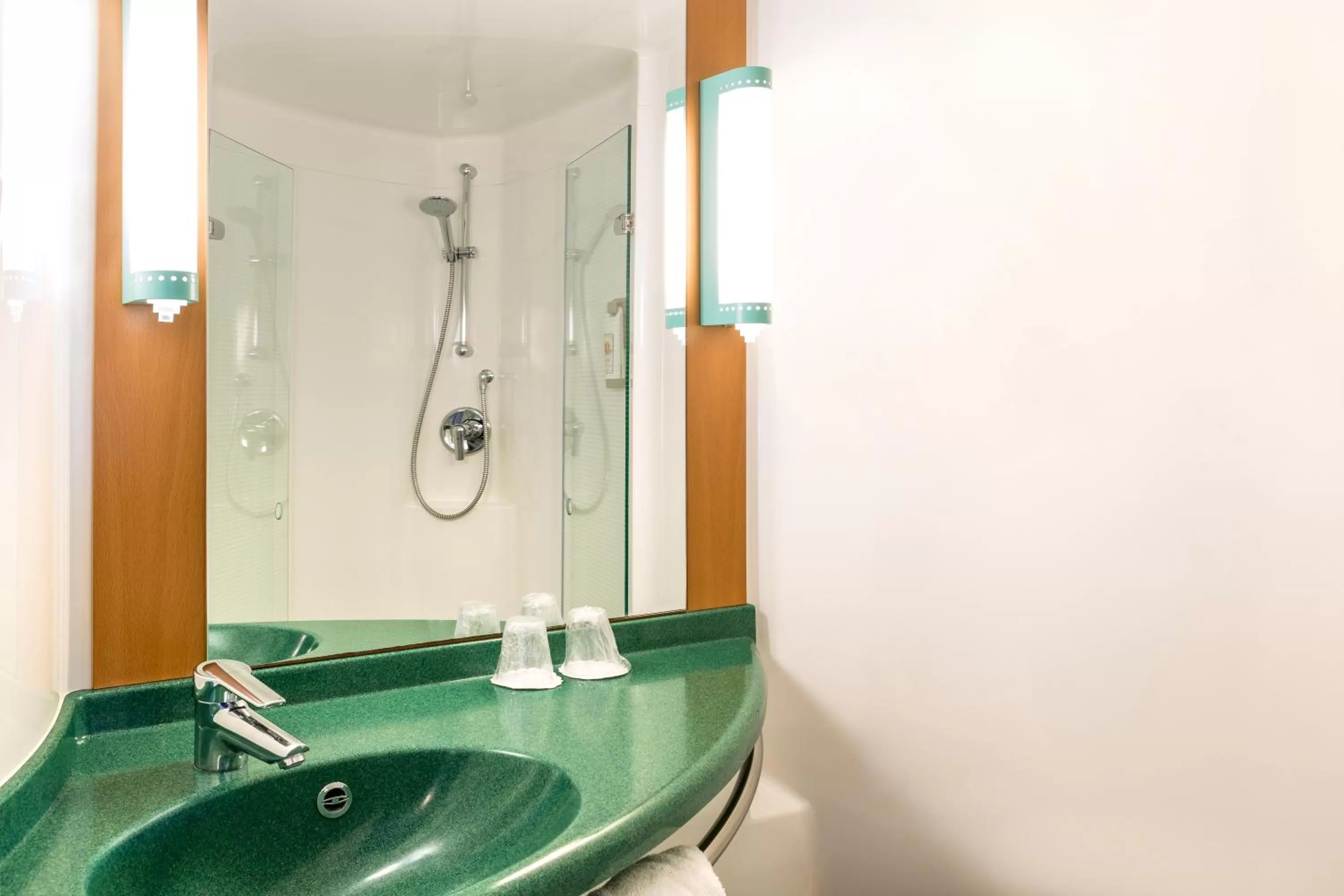 Standard Twin Room in ibis Bristol Centre