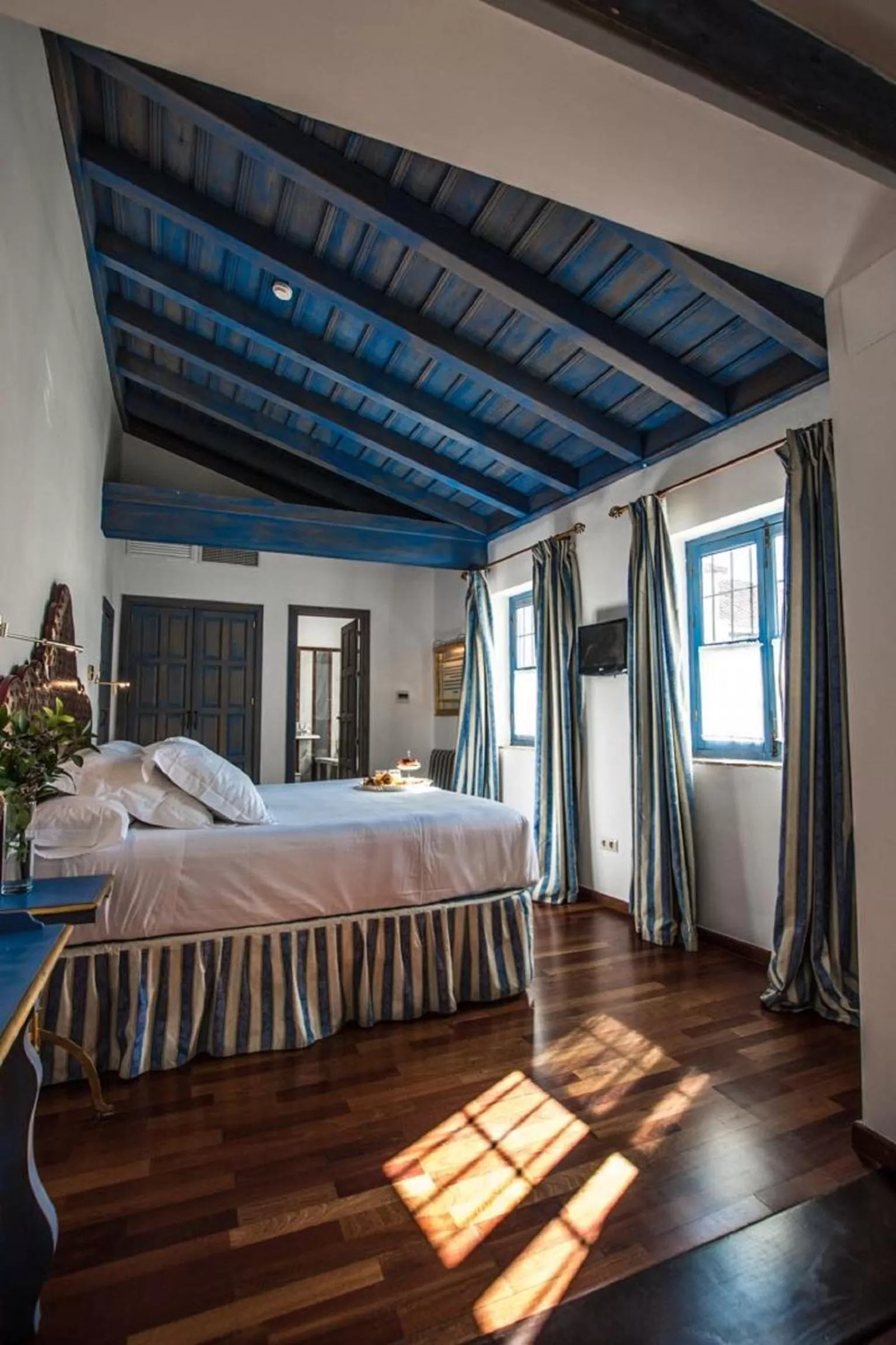 Photo of the whole room, Bed in Las Casas de la Judería de Córdoba